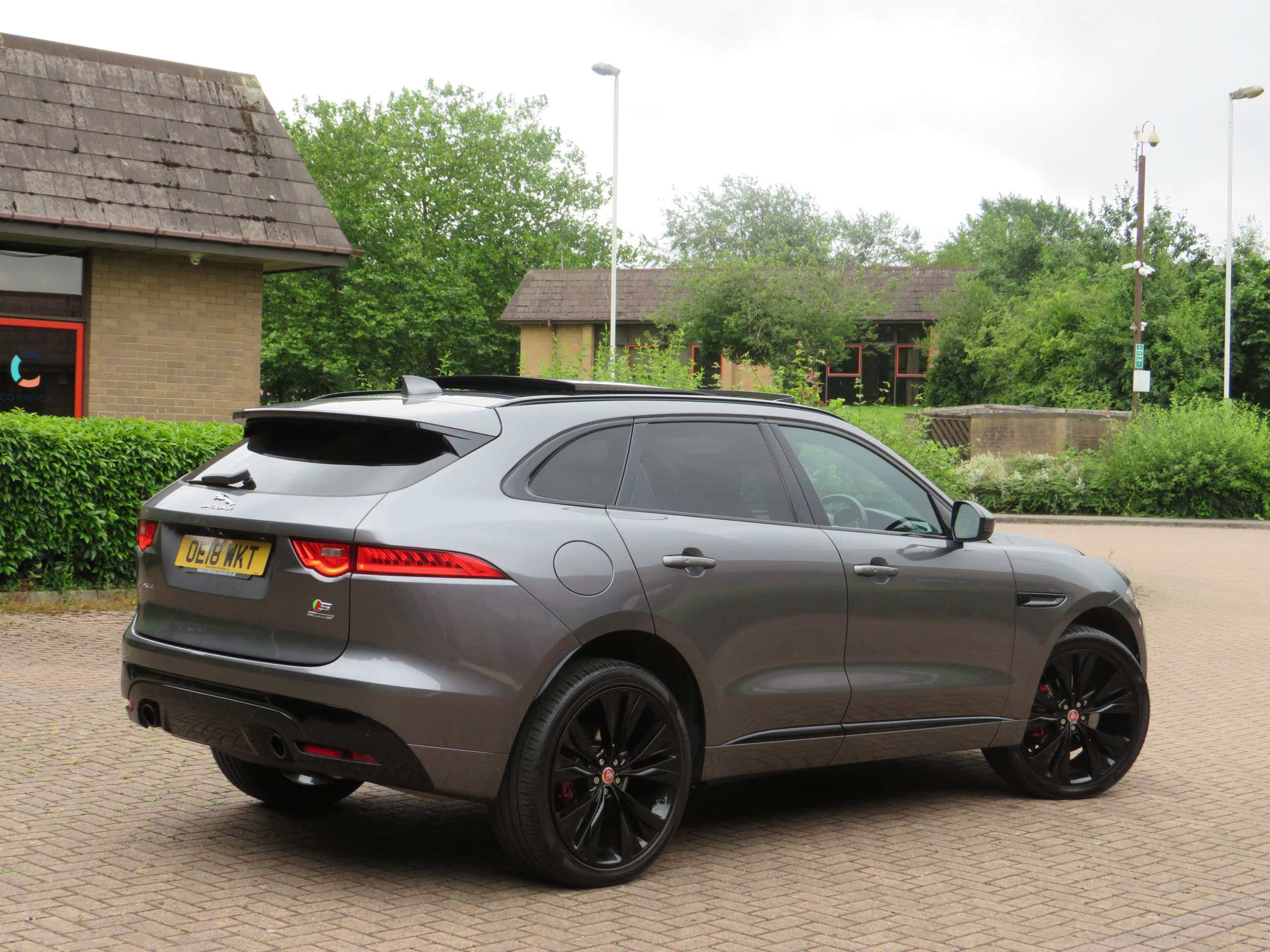 A 2018 JAGUAR F-PACE 3.0 D300 V6 S SUV 5dr Diesel Auto AWD Euro 6 (s/s) (300 ps) A 2018 JAGUAR F-PACE 3.0 D300 V6 S SUV 5dr Diesel Auto AWD Euro 6 (s/s) (300 ps)