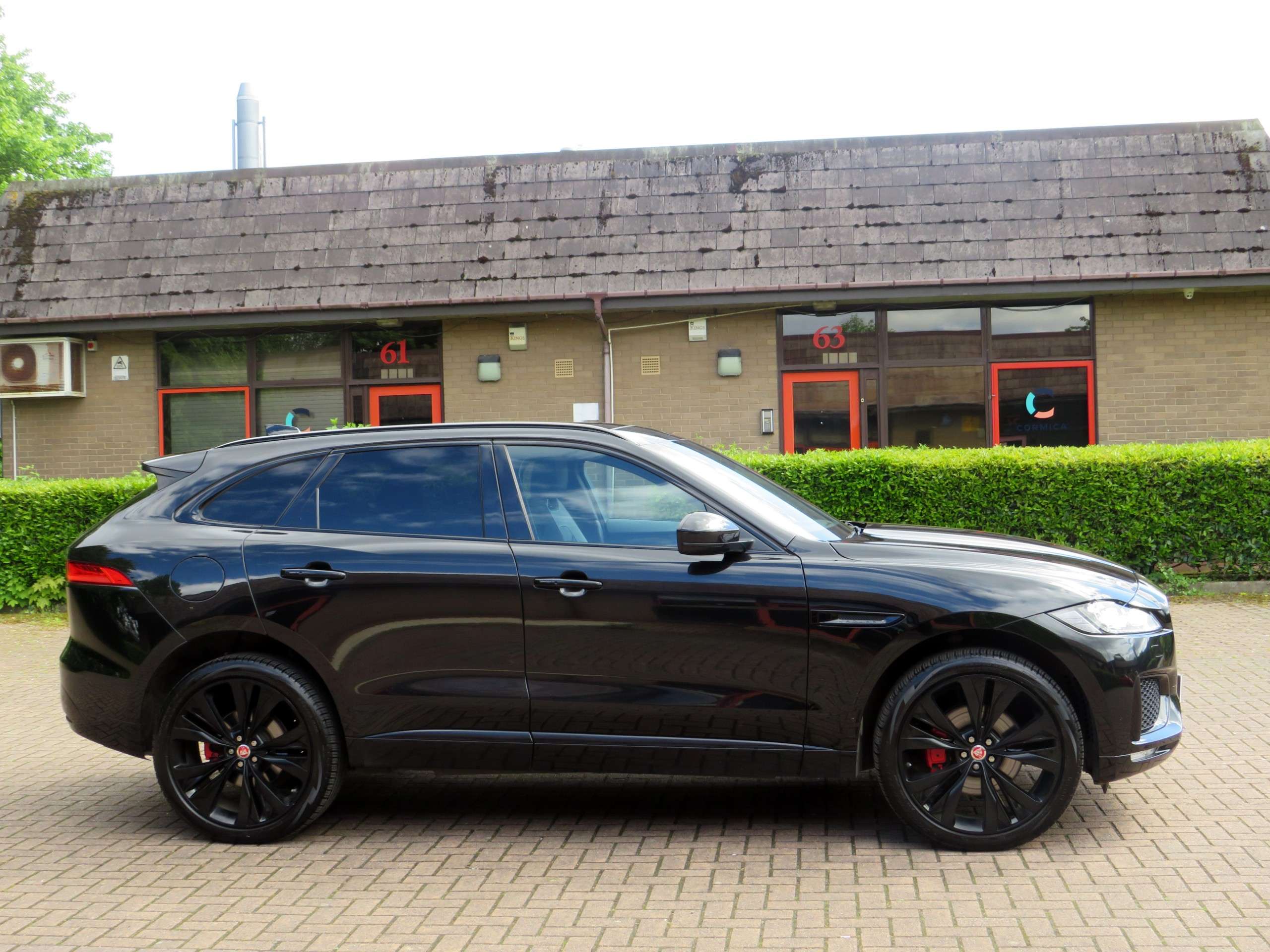 A 2019 JAGUAR F-PACE 3.0 D300 V6 S SUV 5dr Diesel Auto AWD Euro 6 (s/s) (300 ps) A 2019 JAGUAR F-PACE 3.0 D300 V6 S SUV 5dr Diesel Auto AWD Euro 6 (s/s) (300 ps)