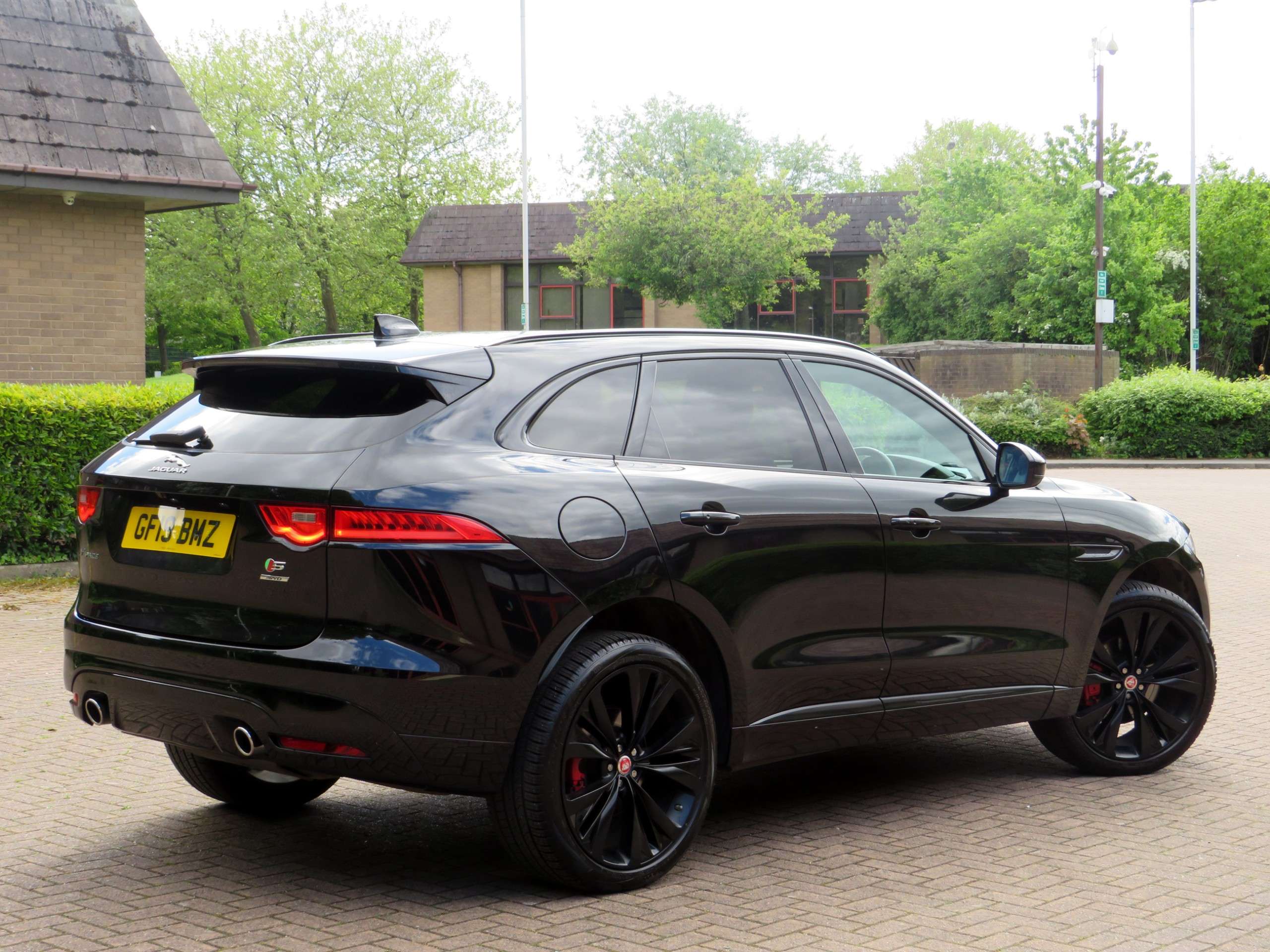 A 2019 JAGUAR F-PACE 3.0 D300 V6 S SUV 5dr Diesel Auto AWD Euro 6 (s/s) (300 ps) A 2019 JAGUAR F-PACE 3.0 D300 V6 S SUV 5dr Diesel Auto AWD Euro 6 (s/s) (300 ps)