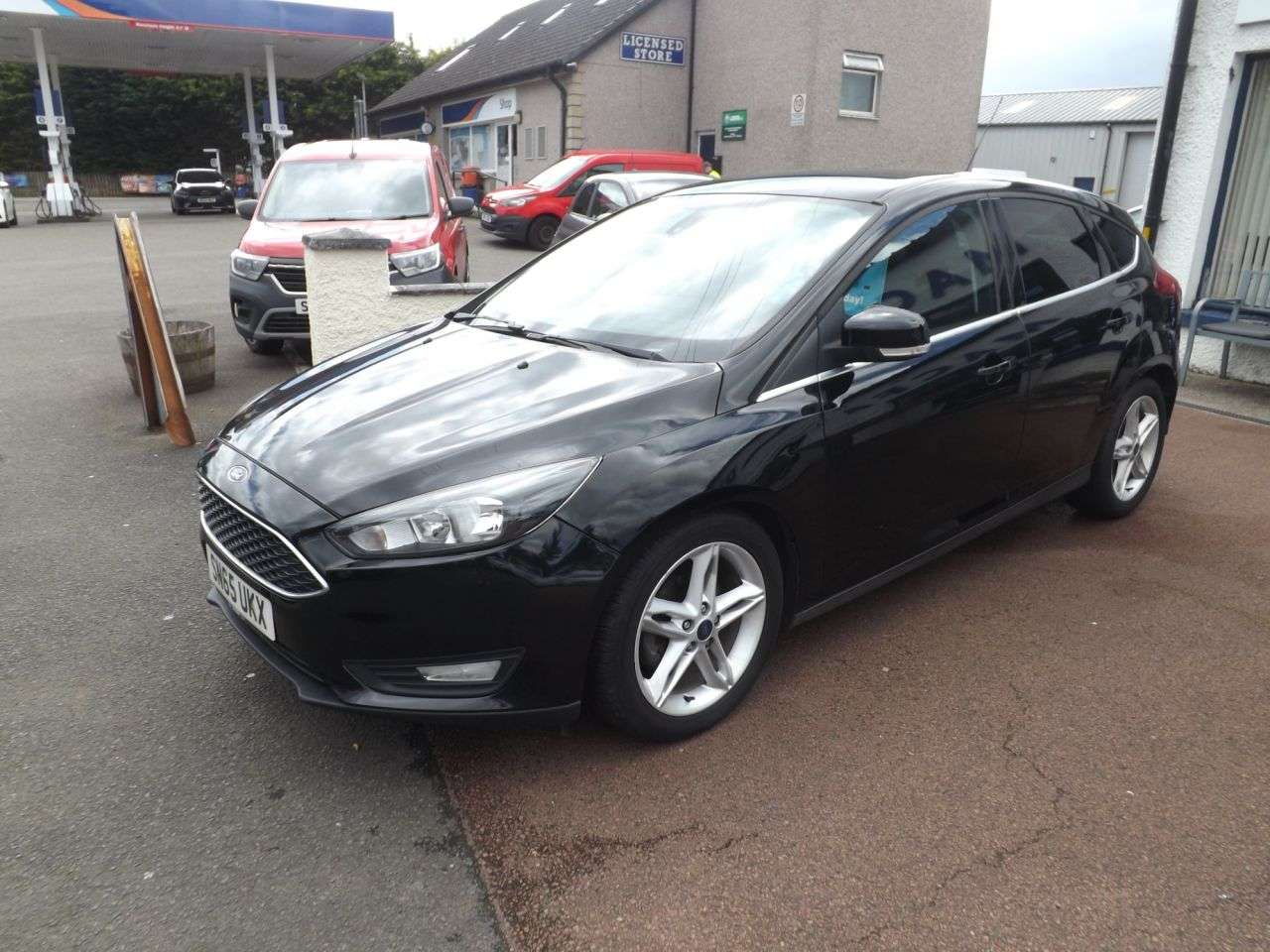 A 2015 FORD FOCUS 1.0T EcoBoost Zetec Hatchback 5dr Petrol Manual Euro 6 (s/s) (100 ps) A 2015 FORD FOCUS 1.0T EcoBoost Zetec Hatchback 5dr Petrol Manual Euro 6 (s/s) (100 ps)