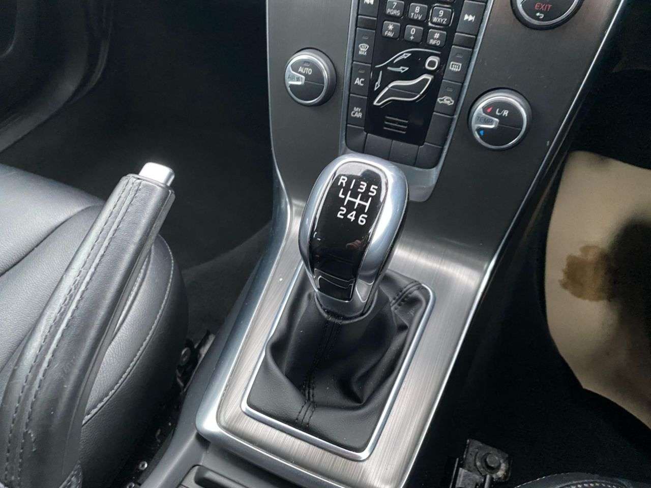 2015 VOLVO V40 2015 VOLVO V40