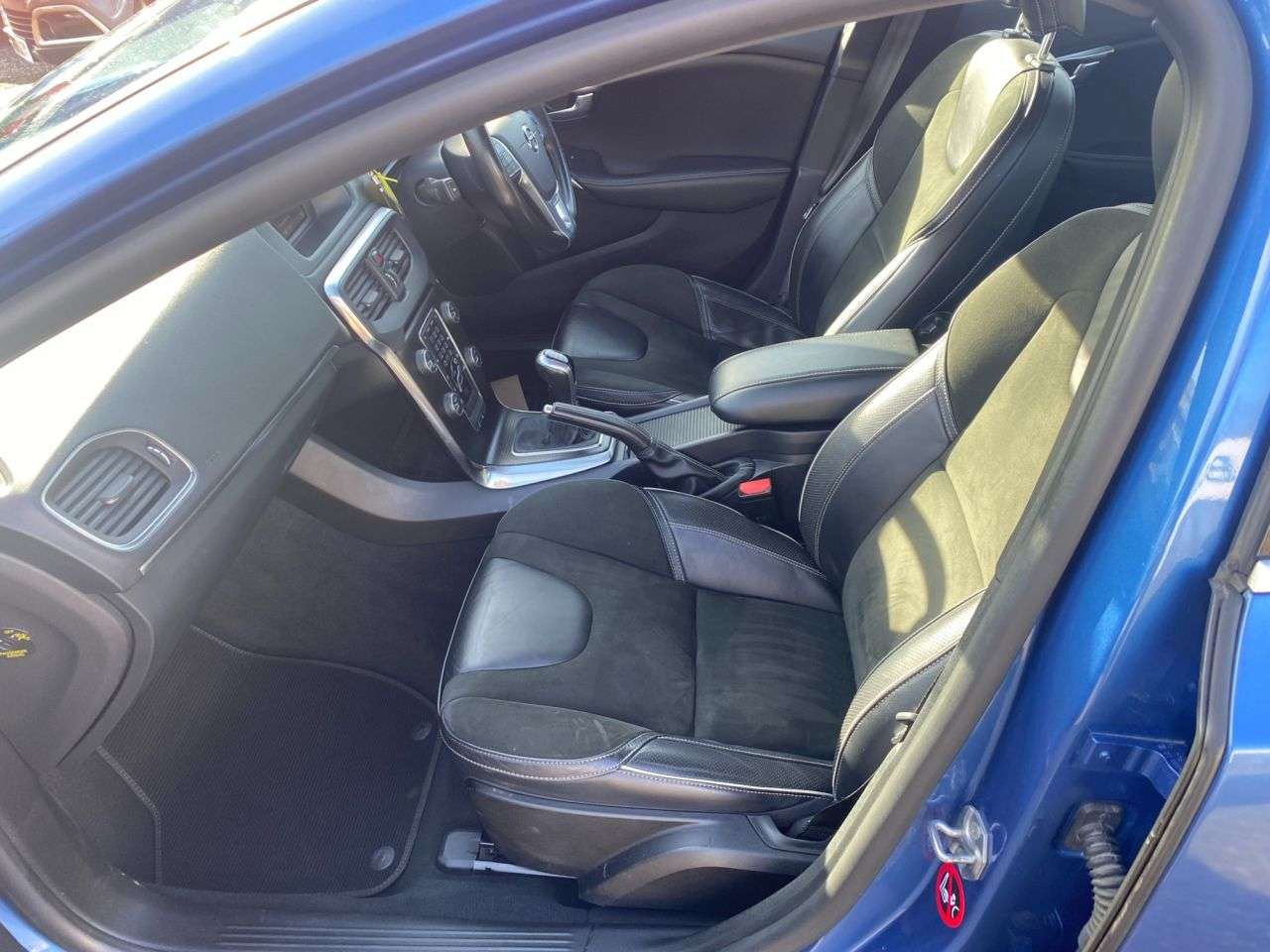 2017 VOLVO V40 2017 VOLVO V40