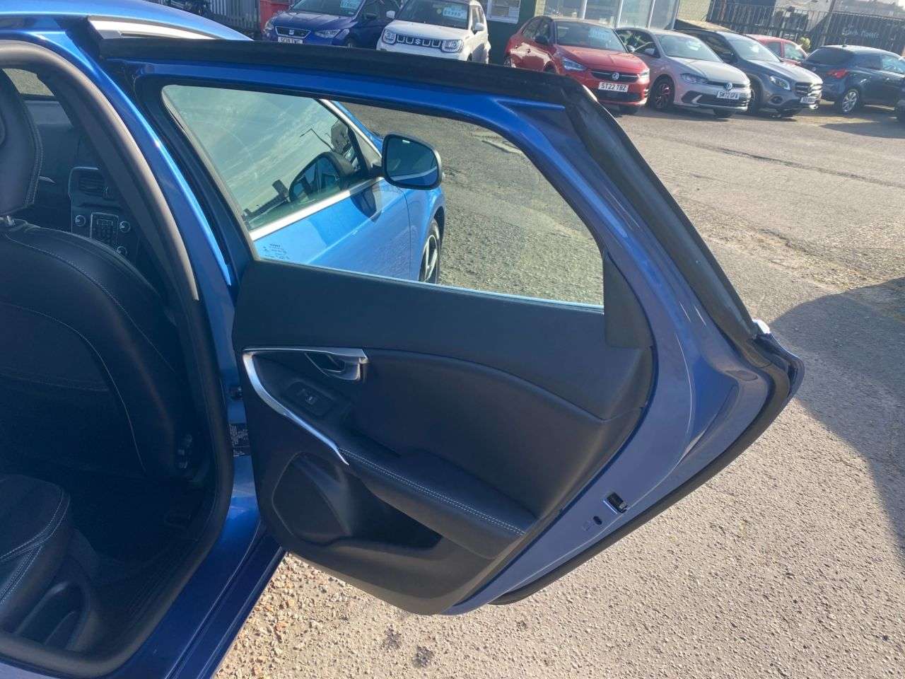 2017 VOLVO V40 2017 VOLVO V40