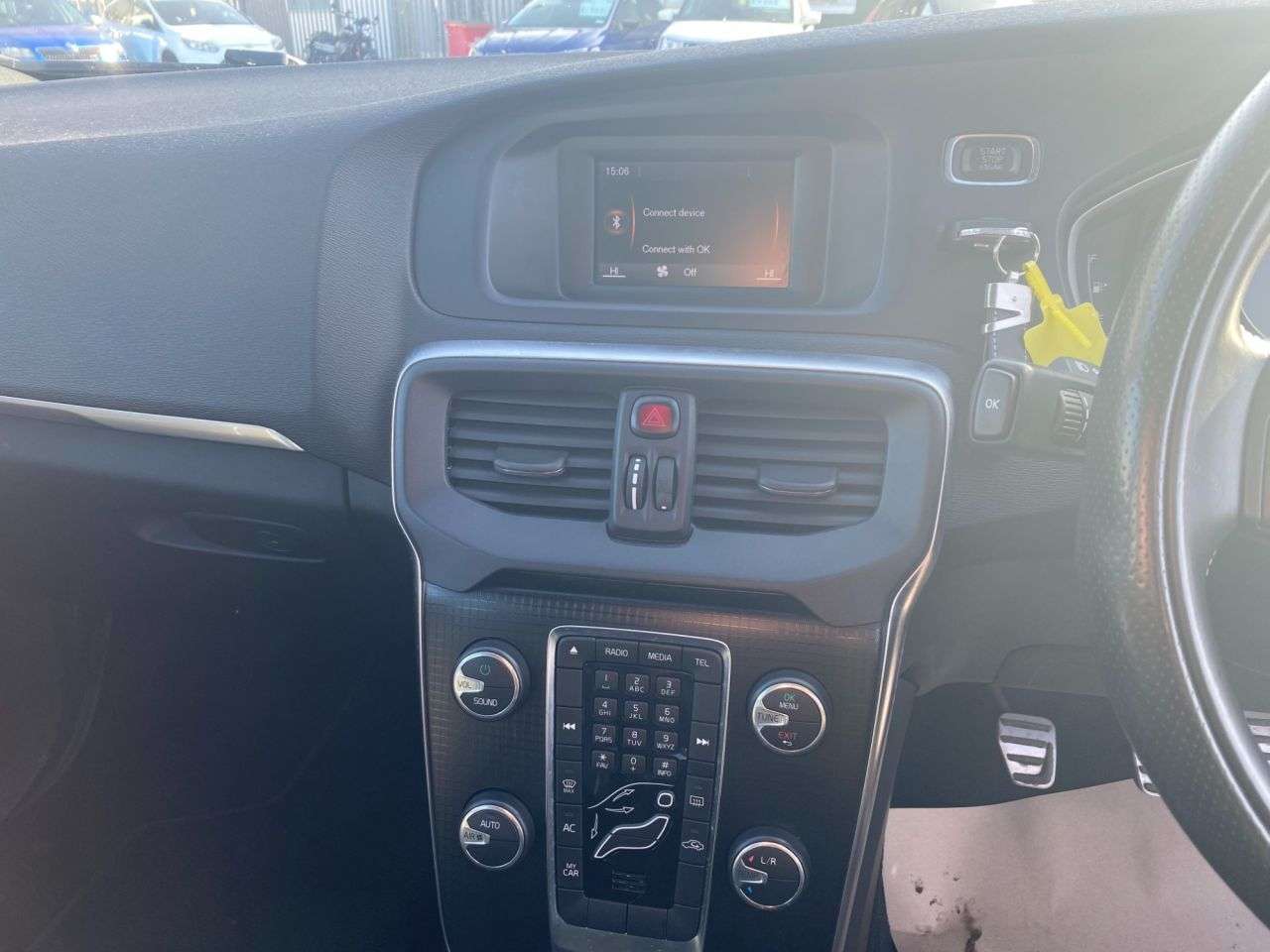 2017 VOLVO V40 2017 VOLVO V40