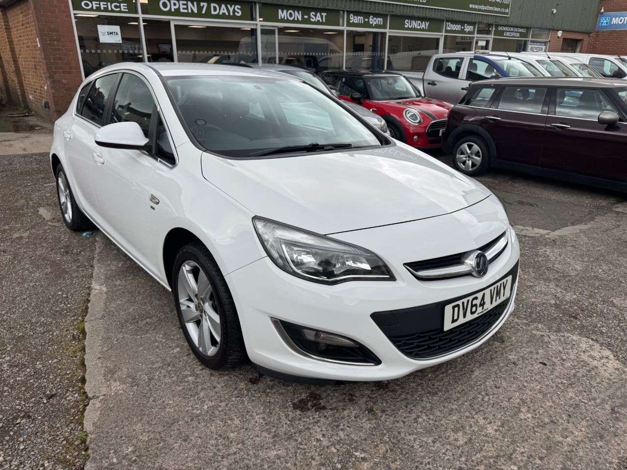 A 2014 VAUXHALL ASTRA 1.4 16v SRi Hatchback 5dr Petrol Manual Euro 5 (100 ps) ALLOYS, AIR CON, CR A 2014 VAUXHALL ASTRA 1.4 16v SRi Hatchback 5dr Petrol Manual Euro 5 (100 ps) ALLOYS, AIR CON, CR