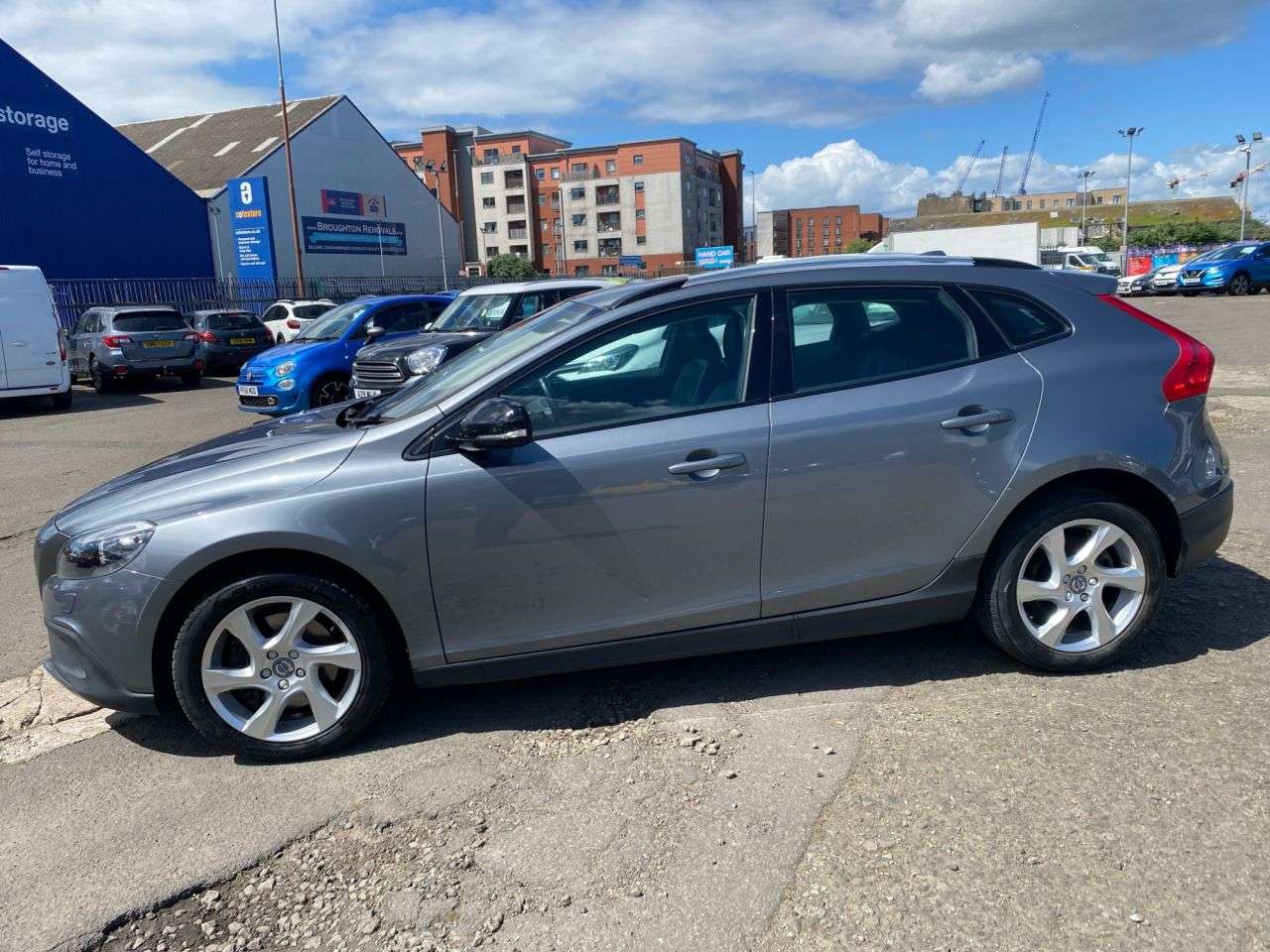A 2016 VOLVO V40 CROSS COUNTRY 2.0 D2 Lux Hatchback 5dr Diesel Auto Euro 6 (s/s) (120 ps) Automatic Car Ni A 2016 VOLVO V40 CROSS COUNTRY 2.0 D2 Lux Hatchback 5dr Diesel Auto Euro 6 (s/s) (120 ps) Automatic Car Ni