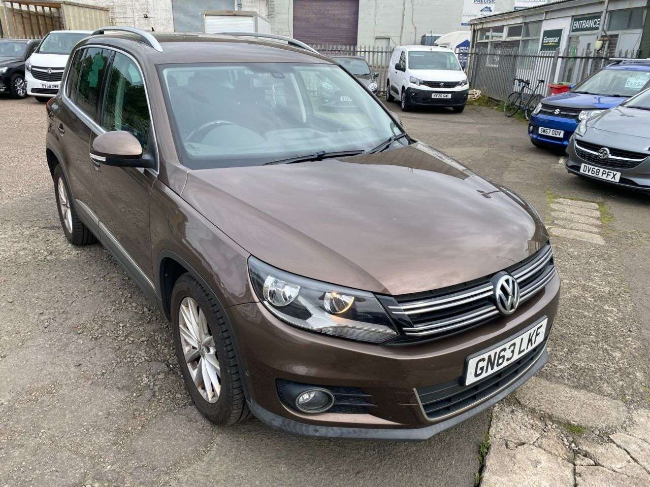 A 2013 VOLKSWAGEN TIGUAN 2.0 TDI BlueMotion Tech SE SUV 5dr Diesel Manual 2WD Euro 5 (s/s) (140 ps) A 2013 VOLKSWAGEN TIGUAN 2.0 TDI BlueMotion Tech SE SUV 5dr Diesel Manual 2WD Euro 5 (s/s) (140 ps)