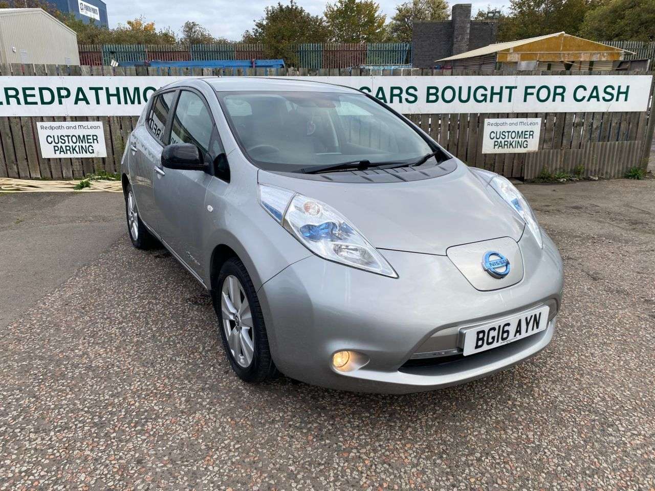 A 2016 NISSAN LEAF 24kWh Tekna Hatchback 5dr Electric Auto (107 bhp) A 2016 NISSAN LEAF 24kWh Tekna Hatchback 5dr Electric Auto (107 bhp)