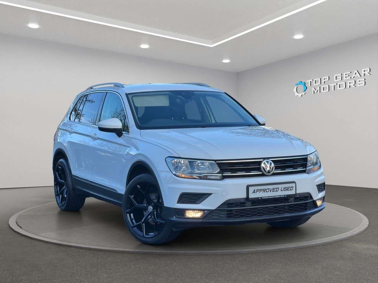 A 2017 VOLKSWAGEN TIGUAN 4Motion BlueMotion Tech SE Navigation DSG 2.0 TDI 150 BHP AWD / 4X4 *FULL S A 2017 VOLKSWAGEN TIGUAN 4Motion BlueMotion Tech SE Navigation DSG 2.0 TDI 150 BHP AWD / 4X4 *FULL S