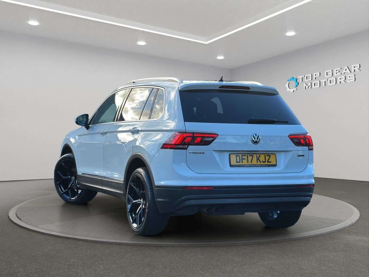 A 2017 VOLKSWAGEN TIGUAN 4Motion BlueMotion Tech SE Navigation DSG 2.0 TDI 150 BHP AWD / 4X4 *FULL S A 2017 VOLKSWAGEN TIGUAN 4Motion BlueMotion Tech SE Navigation DSG 2.0 TDI 150 BHP AWD / 4X4 *FULL S