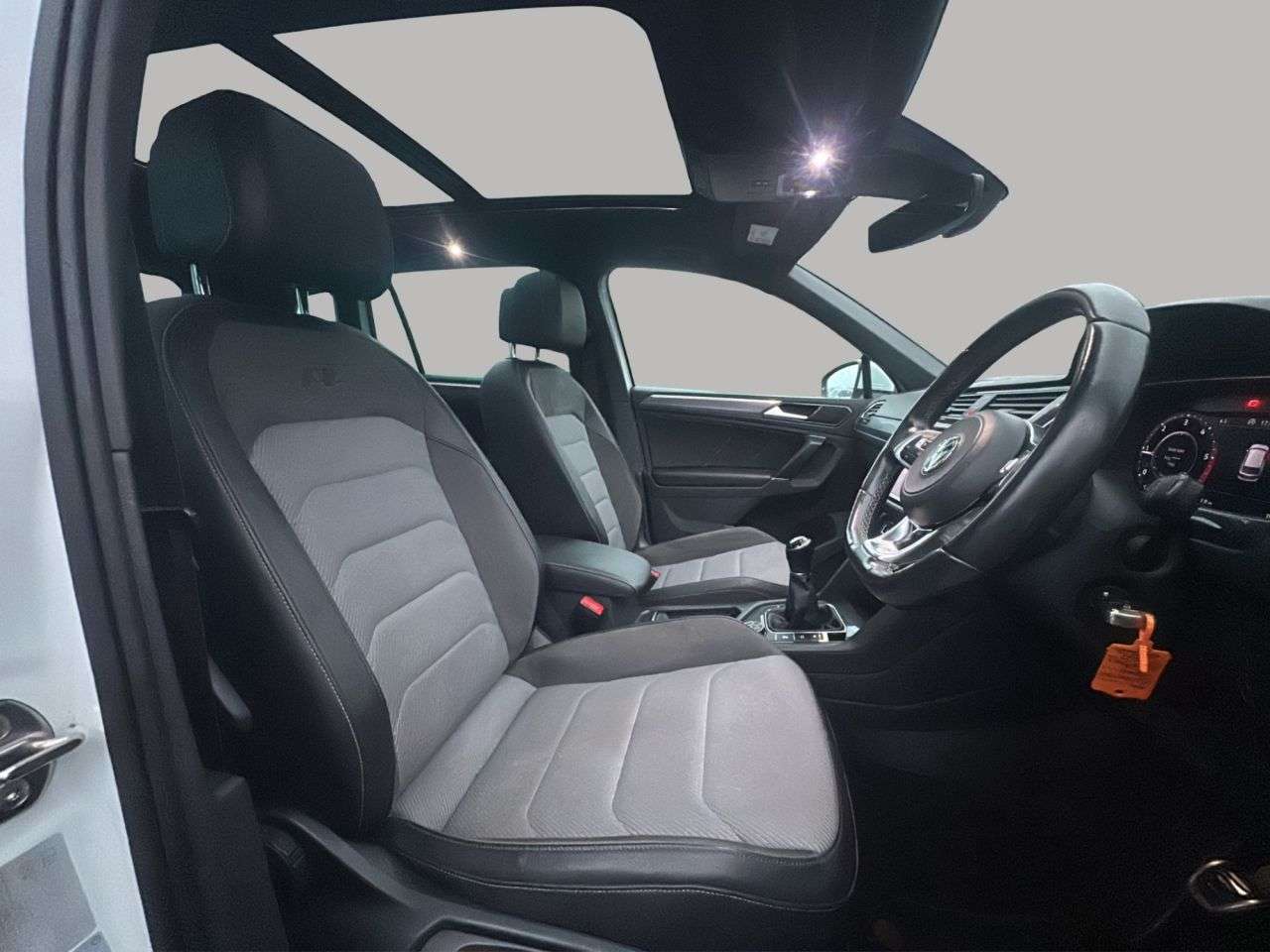 A 2017 VOLKSWAGEN TIGUAN 4Motion R-Line Manual 2.0 TDI 150 BHP AWD / 4X4 4MOTION, SENSORS, CRUISE CO A 2017 VOLKSWAGEN TIGUAN 4Motion R-Line Manual 2.0 TDI 150 BHP AWD / 4X4 4MOTION, SENSORS, CRUISE CO