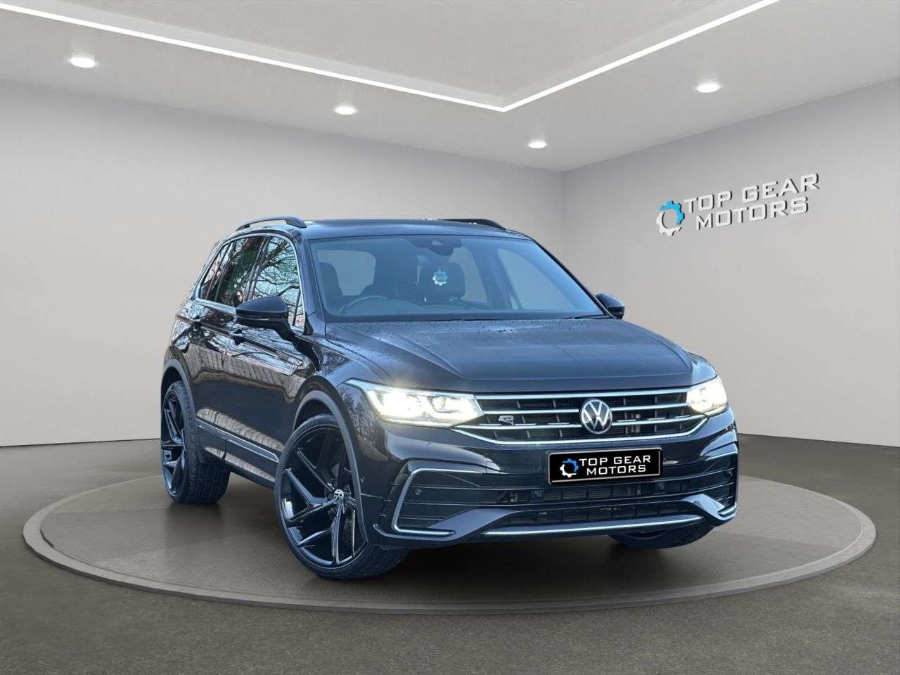 A 2022 VOLKSWAGEN TIGUAN 4Motion R-Line DSG 2.0 TDI 150 BHP AWD / 4X4 Multi-function Sport Steering A 2022 VOLKSWAGEN TIGUAN 4Motion R-Line DSG 2.0 TDI 150 BHP AWD / 4X4 Multi-function Sport Steering