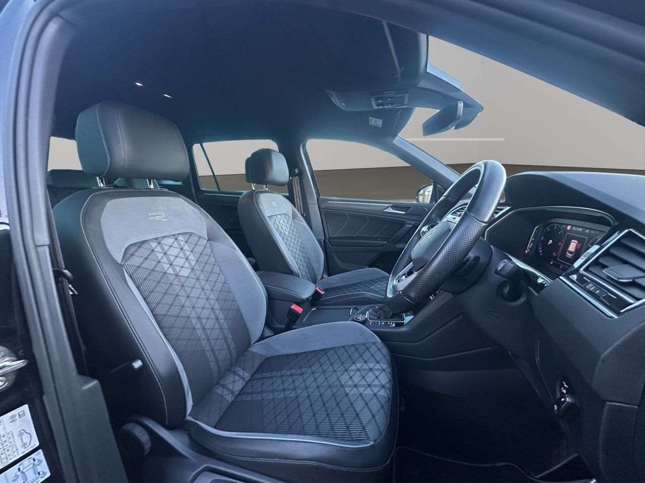 A 2022 VOLKSWAGEN TIGUAN 4Motion R-Line DSG 2.0 TDI 150 BHP AWD / 4X4 Multi-function Sport Steering A 2022 VOLKSWAGEN TIGUAN 4Motion R-Line DSG 2.0 TDI 150 BHP AWD / 4X4 Multi-function Sport Steering