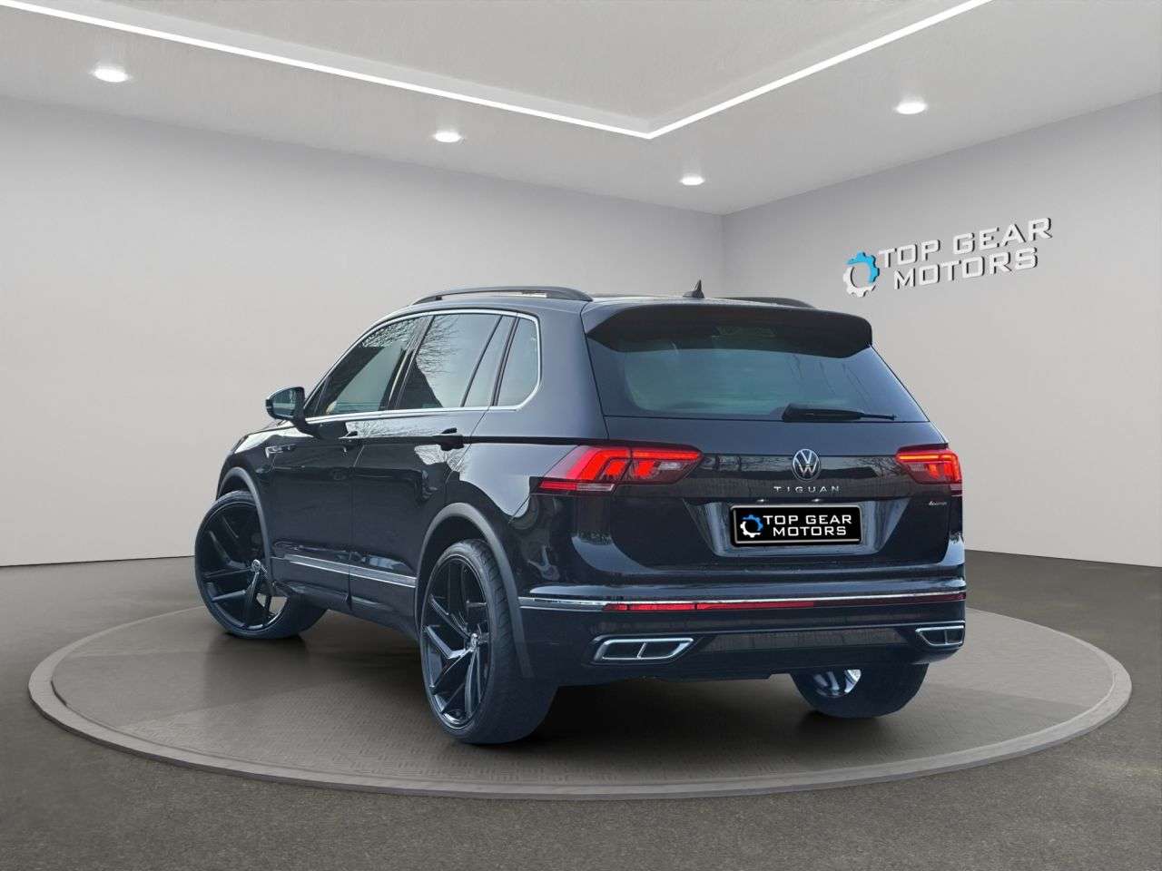A 2022 VOLKSWAGEN TIGUAN 4Motion R-Line DSG 2.0 TDI 150 BHP AWD / 4X4 Multi-function Sport Steering A 2022 VOLKSWAGEN TIGUAN 4Motion R-Line DSG 2.0 TDI 150 BHP AWD / 4X4 Multi-function Sport Steering