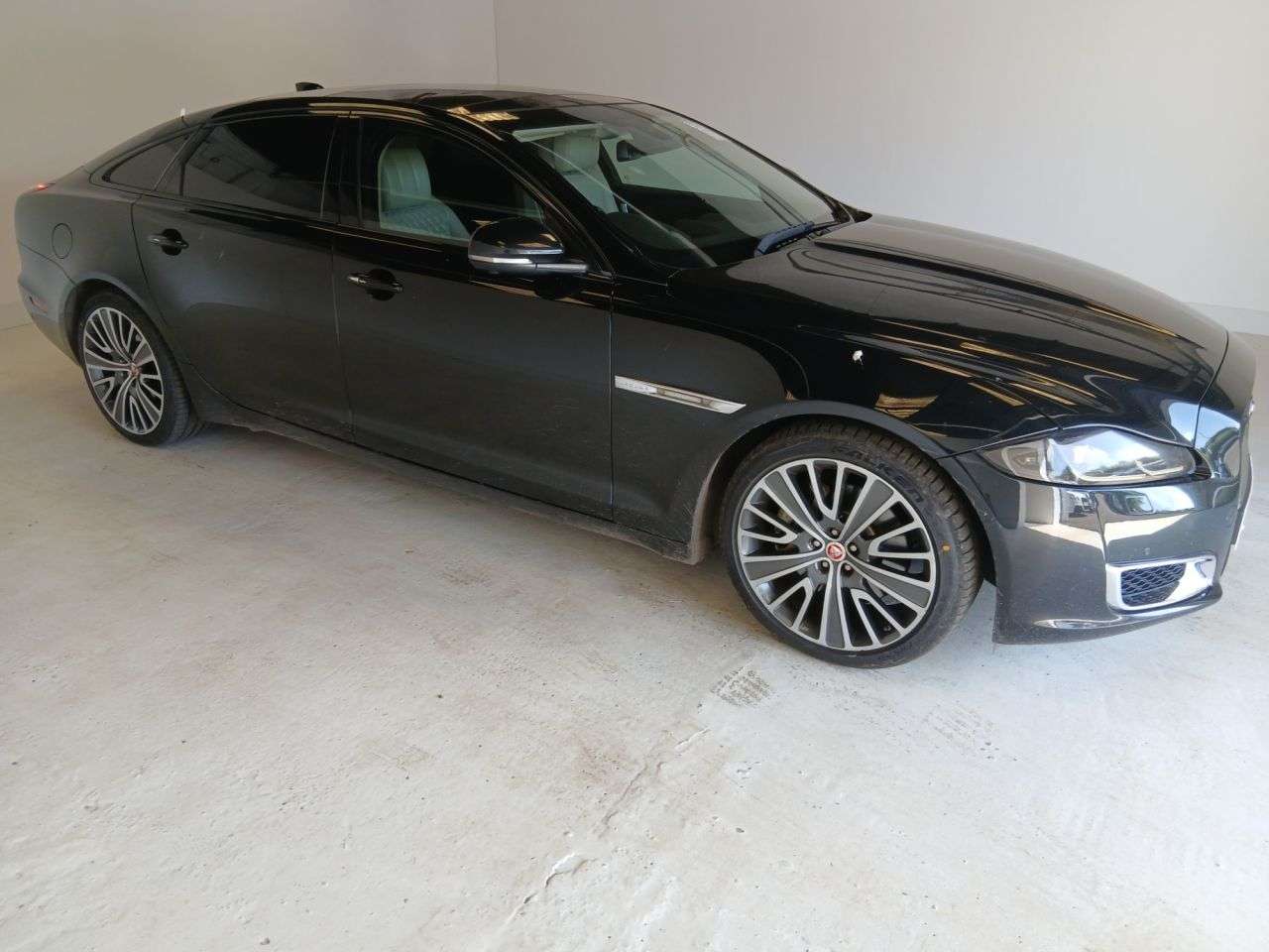 A 2017 JAGUAR XJ 3.0 D V6 AUTOBIOGRAPHY L 4d AUTO 302 BHP A 2017 JAGUAR XJ 3.0 D V6 AUTOBIOGRAPHY L 4d AUTO 302 BHP