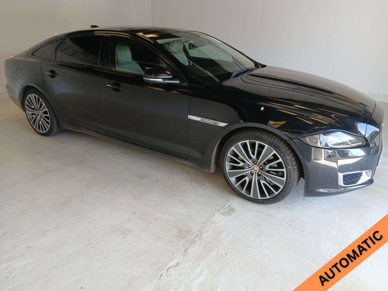A 2017 JAGUAR XJ 3.0 D V6 AUTOBIOGRAPHY L 4d AUTO 302 BHP A 2017 JAGUAR XJ 3.0 D V6 AUTOBIOGRAPHY L 4d AUTO 302 BHP