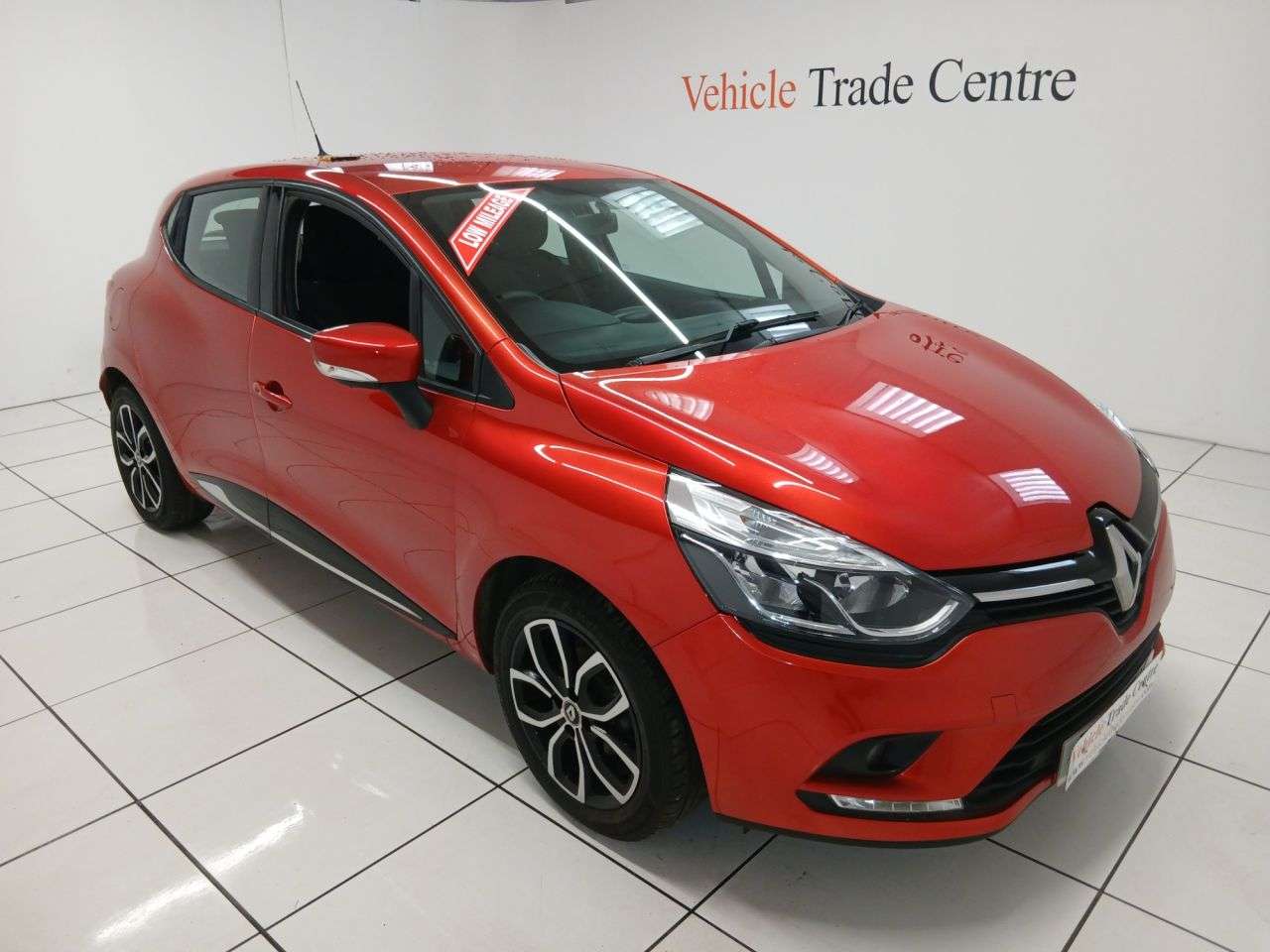 A 2018 RENAULT CLIO 0.9 TCe Play Hatchback 5dr Petrol Manual Euro 6 (s/s) (75 ps) A 2018 RENAULT CLIO 0.9 TCe Play Hatchback 5dr Petrol Manual Euro 6 (s/s) (75 ps)