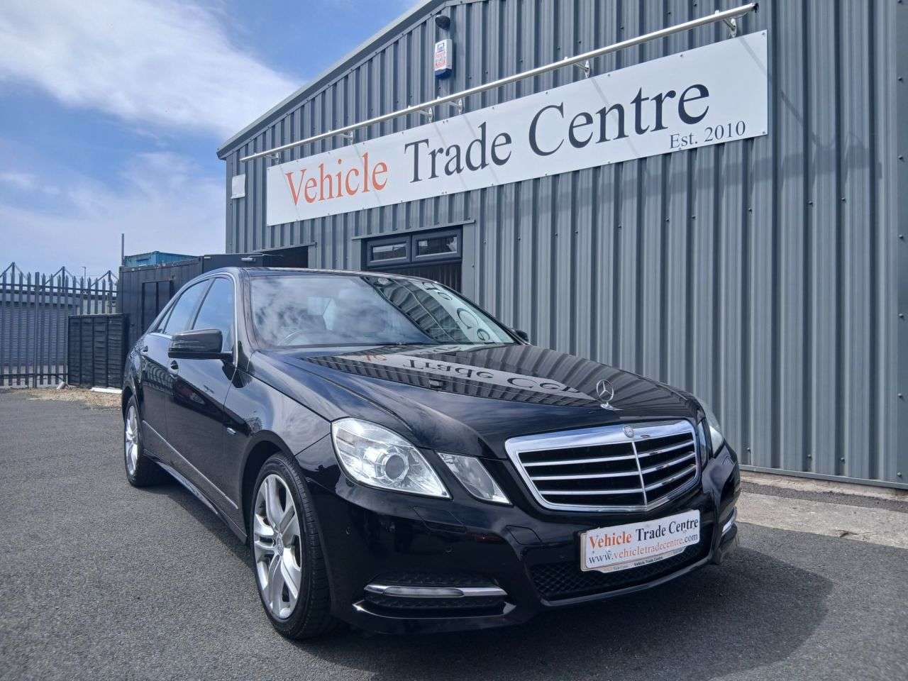 A 2012 MERCEDES-BENZ E CLASS 2.1 E220 CDI BlueEfficiency Executive SE Saloon 4dr Diesel G-Tronic+ Euro 5 A 2012 MERCEDES-BENZ E CLASS 2.1 E220 CDI BlueEfficiency Executive SE Saloon 4dr Diesel G-Tronic+ Euro 5