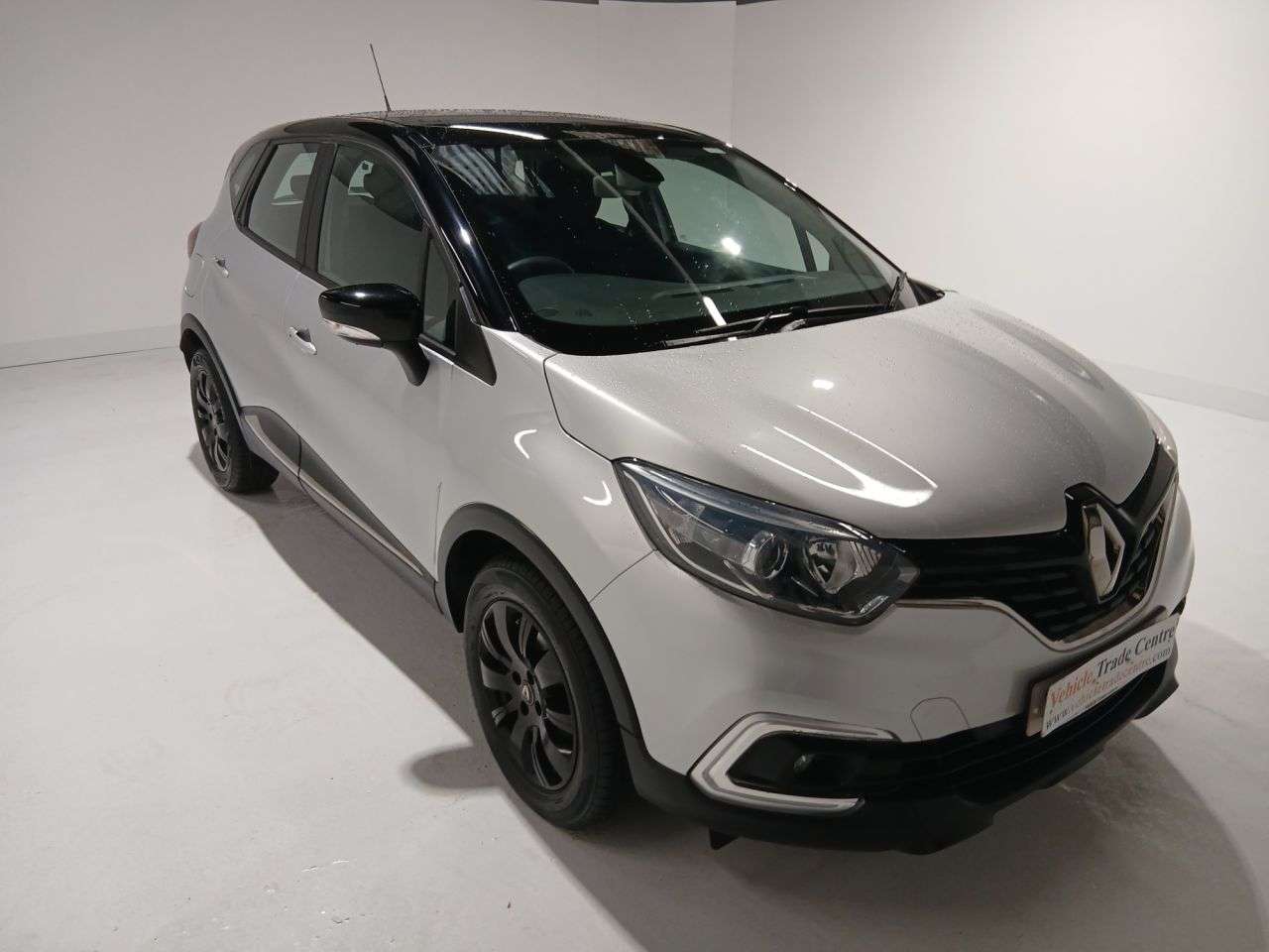 A 2018 RENAULT CAPTUR 0.9 TCe ENERGY Play SUV 5dr Petrol Manual Euro 6 (s/s) (90 ps) A 2018 RENAULT CAPTUR 0.9 TCe ENERGY Play SUV 5dr Petrol Manual Euro 6 (s/s) (90 ps)