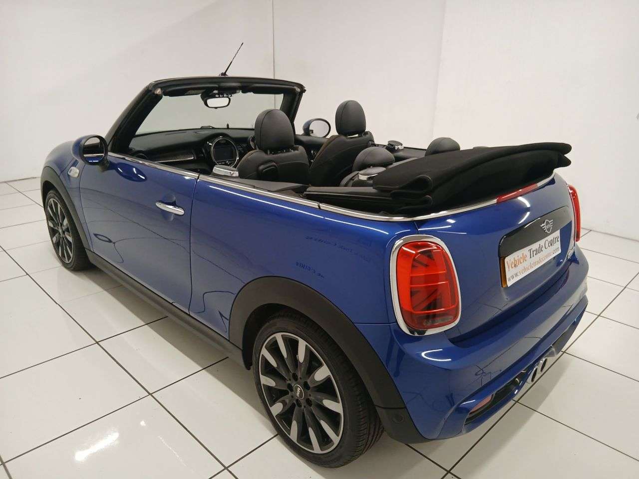 A 2018 MINI CONVERTIBLE 2.0 Cooper S Convertible 2dr Petrol Manual Euro 6 (s/s) (192 ps) A 2018 MINI CONVERTIBLE 2.0 Cooper S Convertible 2dr Petrol Manual Euro 6 (s/s) (192 ps)