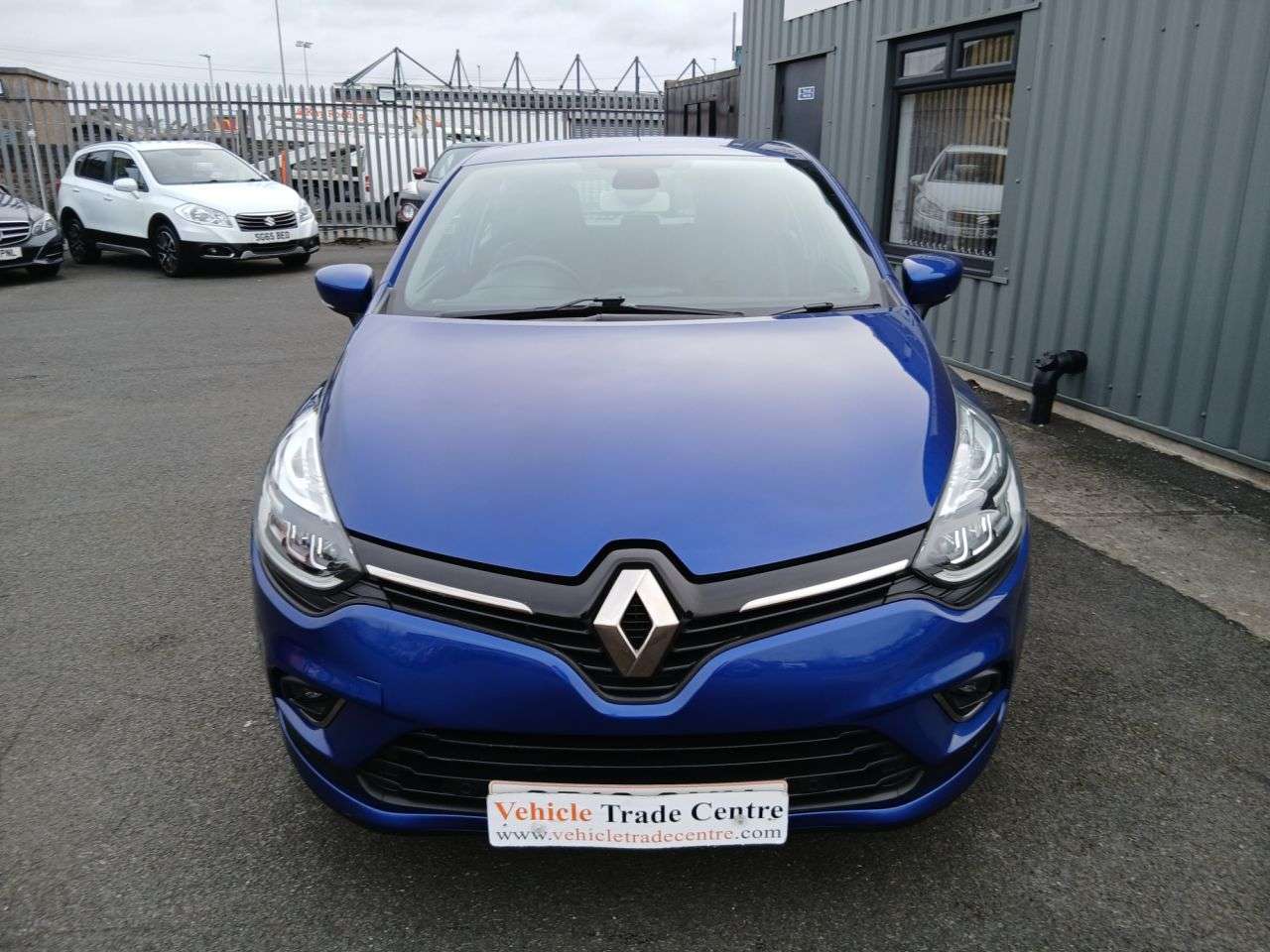 A 2018 RENAULT CLIO 0.9 TCe Signature Nav Hatchback 5dr Petrol Manual Euro 6 (s/s) (90 ps) A 2018 RENAULT CLIO 0.9 TCe Signature Nav Hatchback 5dr Petrol Manual Euro 6 (s/s) (90 ps)
