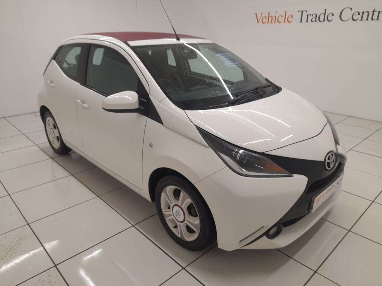 A 2017 TOYOTA AYGO 1.0 VVT-i x-claim Funroof 5dr Petrol Manual Euro 6 (68 ps) A 2017 TOYOTA AYGO 1.0 VVT-i x-claim Funroof 5dr Petrol Manual Euro 6 (68 ps)