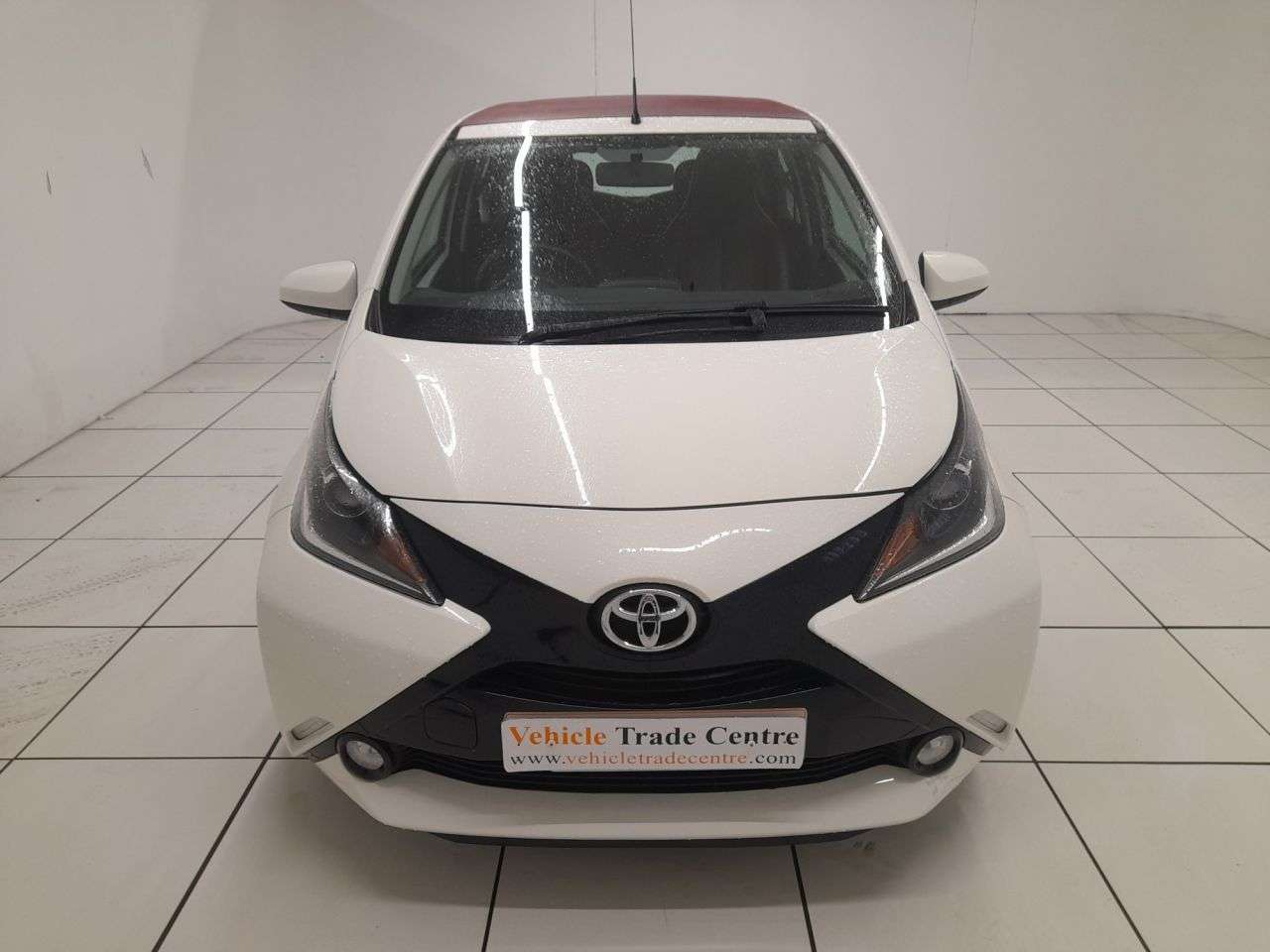 A 2017 TOYOTA AYGO 1.0 VVT-i x-claim Funroof 5dr Petrol Manual Euro 6 (68 ps) A 2017 TOYOTA AYGO 1.0 VVT-i x-claim Funroof 5dr Petrol Manual Euro 6 (68 ps)