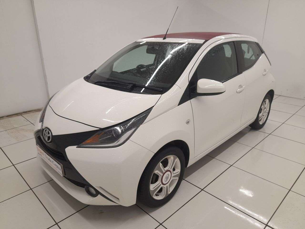 A 2017 TOYOTA AYGO 1.0 VVT-i x-claim Funroof 5dr Petrol Manual Euro 6 (68 ps) A 2017 TOYOTA AYGO 1.0 VVT-i x-claim Funroof 5dr Petrol Manual Euro 6 (68 ps)