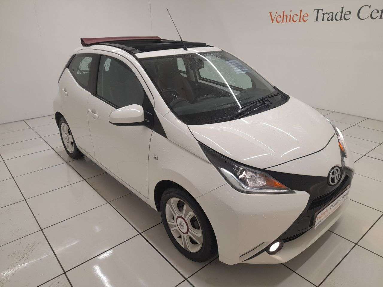 A 2017 TOYOTA AYGO 1.0 VVT-i x-claim Funroof 5dr Petrol Manual Euro 6 (68 ps) A 2017 TOYOTA AYGO 1.0 VVT-i x-claim Funroof 5dr Petrol Manual Euro 6 (68 ps)