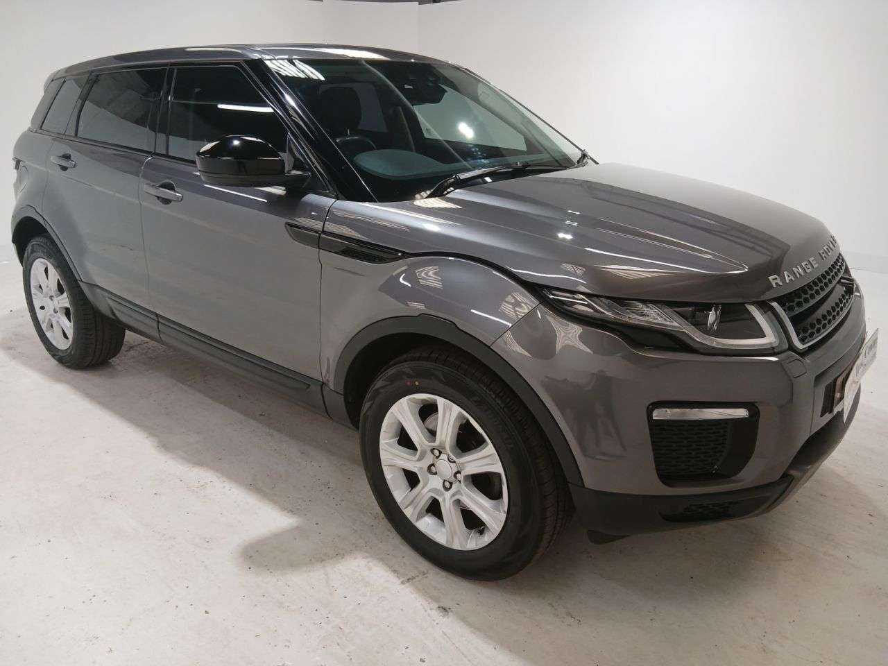 A 2018 LAND ROVER RANGE ROVER EVOQUE 2.0 TD4 SE Tech SUV 5dr Diesel Auto 4WD Euro 6 (s/s) (180 ps) A 2018 LAND ROVER RANGE ROVER EVOQUE 2.0 TD4 SE Tech SUV 5dr Diesel Auto 4WD Euro 6 (s/s) (180 ps)