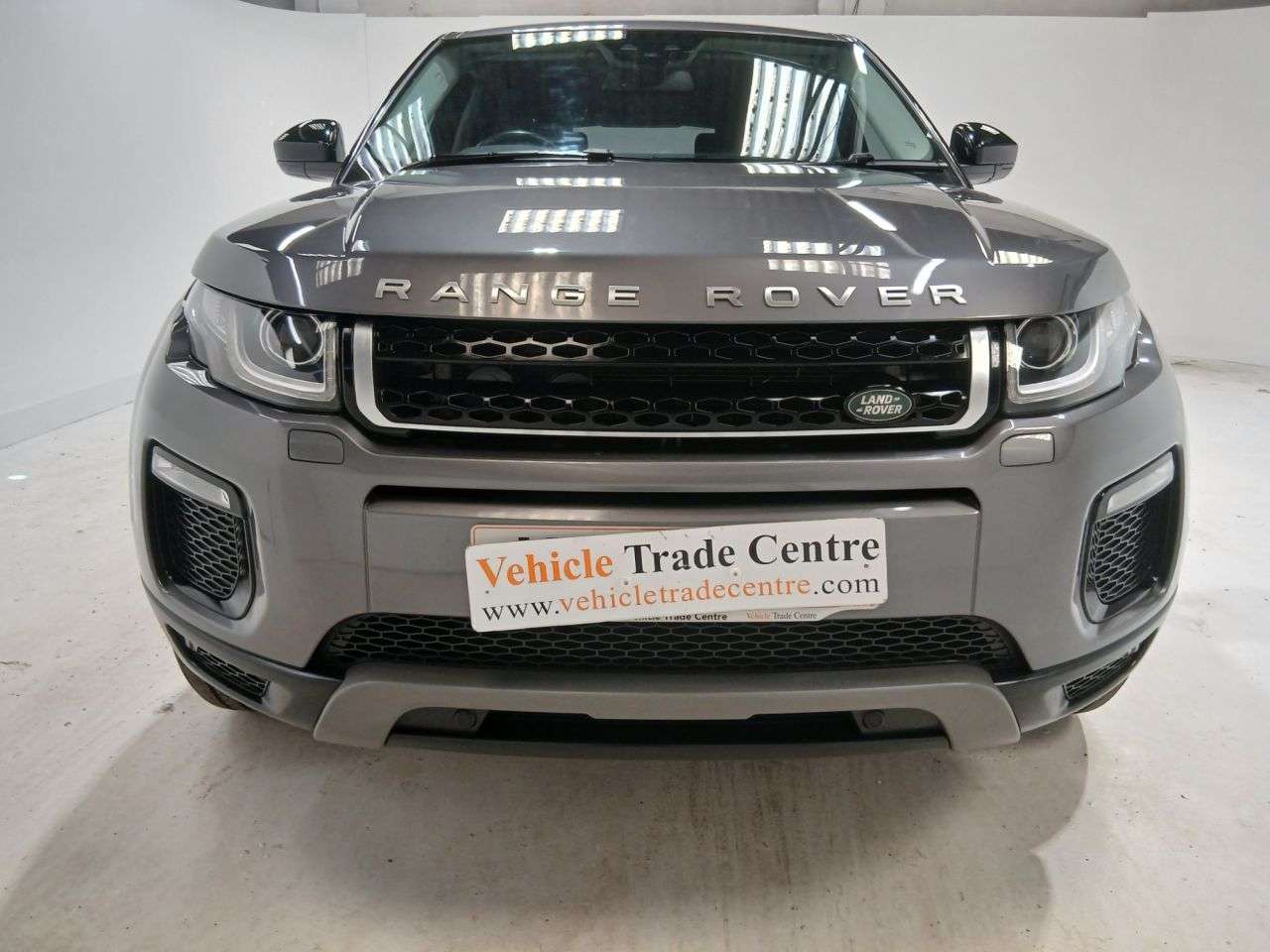 A 2018 LAND ROVER RANGE ROVER EVOQUE 2.0 TD4 SE Tech SUV 5dr Diesel Auto 4WD Euro 6 (s/s) (180 ps) A 2018 LAND ROVER RANGE ROVER EVOQUE 2.0 TD4 SE Tech SUV 5dr Diesel Auto 4WD Euro 6 (s/s) (180 ps)