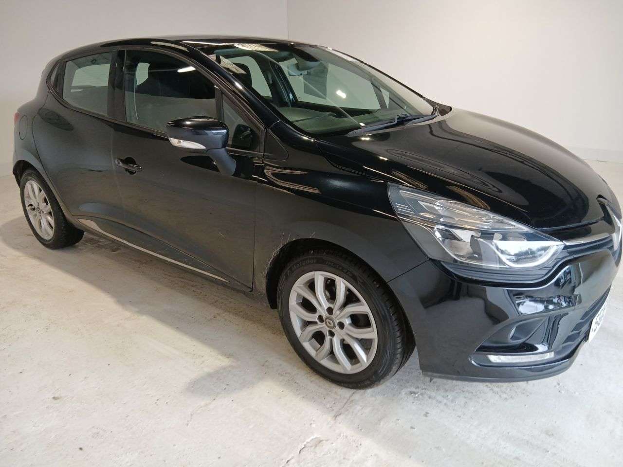 A 2018 RENAULT CLIO 1.2 16V Dynamique Nav Hatchback 5dr Petrol Manual Euro 6 (75 ps) A 2018 RENAULT CLIO 1.2 16V Dynamique Nav Hatchback 5dr Petrol Manual Euro 6 (75 ps)