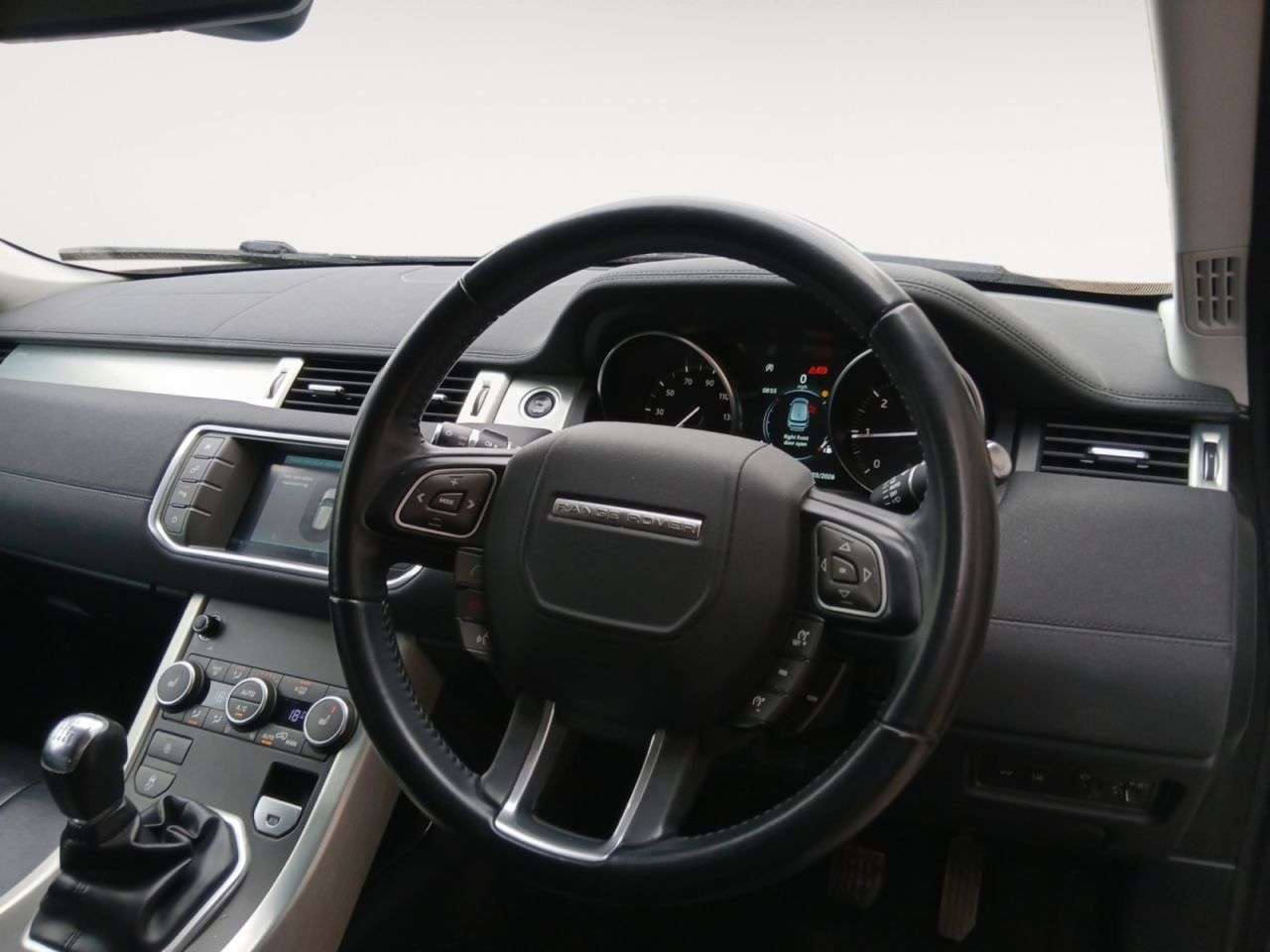 A 2018 LAND ROVER RANGE ROVER EVOQUE 2.0 eD4 SE SUV 5dr Diesel Manual FWD Euro 6 (s/s) (150 ps) A 2018 LAND ROVER RANGE ROVER EVOQUE 2.0 eD4 SE SUV 5dr Diesel Manual FWD Euro 6 (s/s) (150 ps)