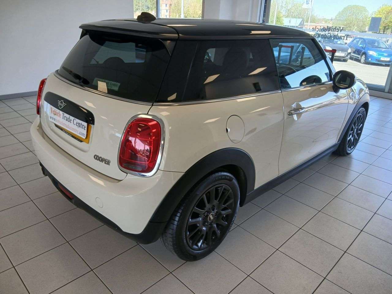 A 2018 MINI HATCH 1.5 Cooper Hatchback 3dr Petrol Manual Euro 6 (s/s) (136 ps) A 2018 MINI HATCH 1.5 Cooper Hatchback 3dr Petrol Manual Euro 6 (s/s) (136 ps)