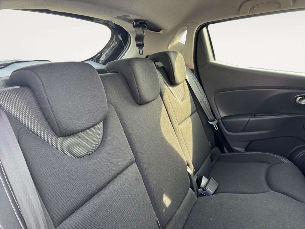 A 2018 RENAULT CLIO 0.9 TCe Play Hatchback 5dr Petrol Manual Euro 6 (s/s) (75 ps) A 2018 RENAULT CLIO 0.9 TCe Play Hatchback 5dr Petrol Manual Euro 6 (s/s) (75 ps)