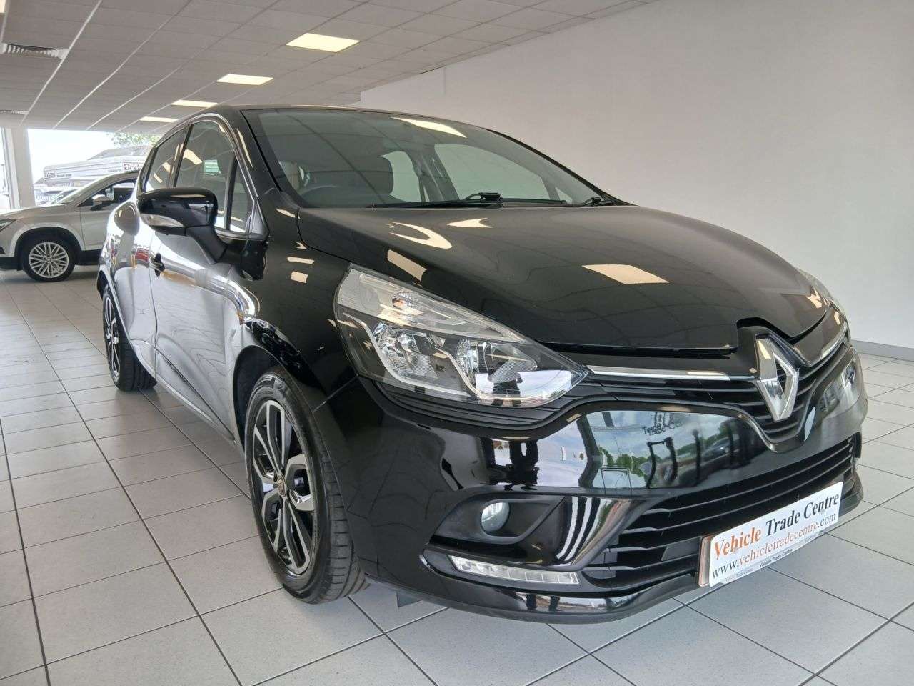A 2018 RENAULT CLIO 0.9 TCe Play Hatchback 5dr Petrol Manual Euro 6 (s/s) (75 ps) A 2018 RENAULT CLIO 0.9 TCe Play Hatchback 5dr Petrol Manual Euro 6 (s/s) (75 ps)