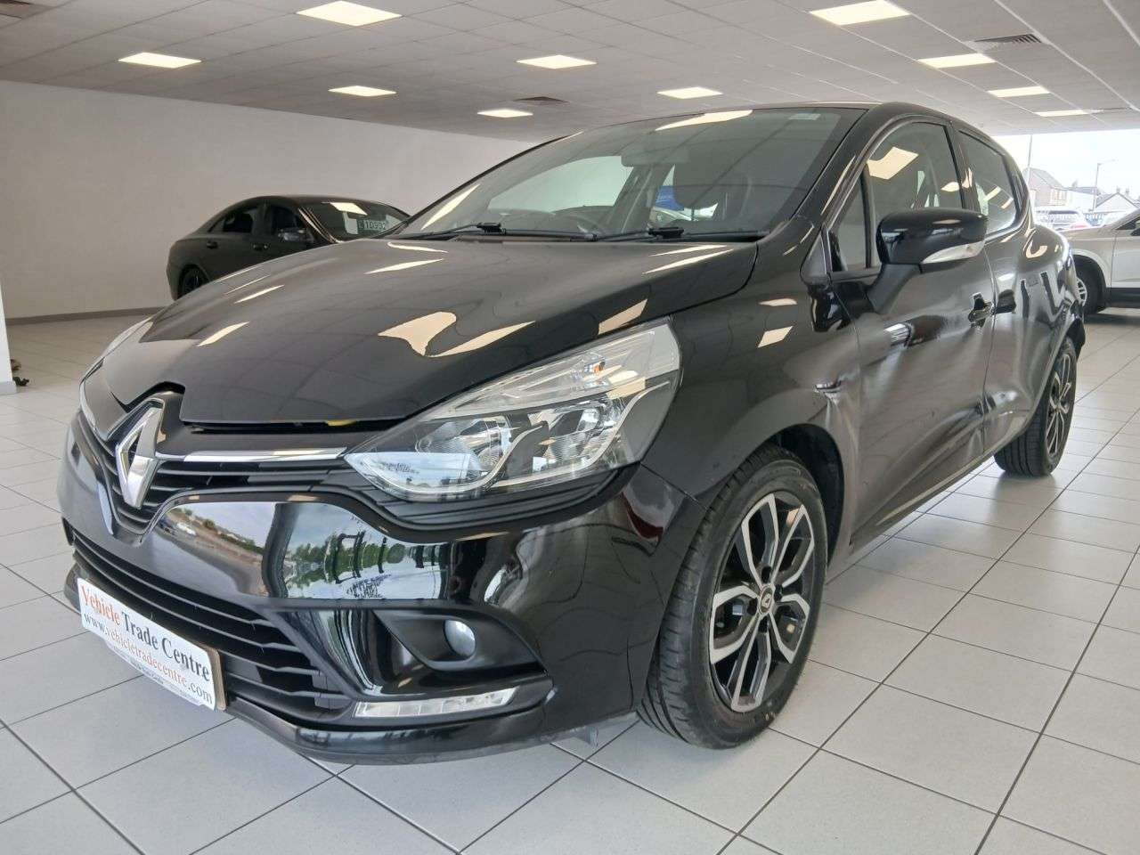 A 2018 RENAULT CLIO 0.9 TCe Play Hatchback 5dr Petrol Manual Euro 6 (s/s) (75 ps) A 2018 RENAULT CLIO 0.9 TCe Play Hatchback 5dr Petrol Manual Euro 6 (s/s) (75 ps)
