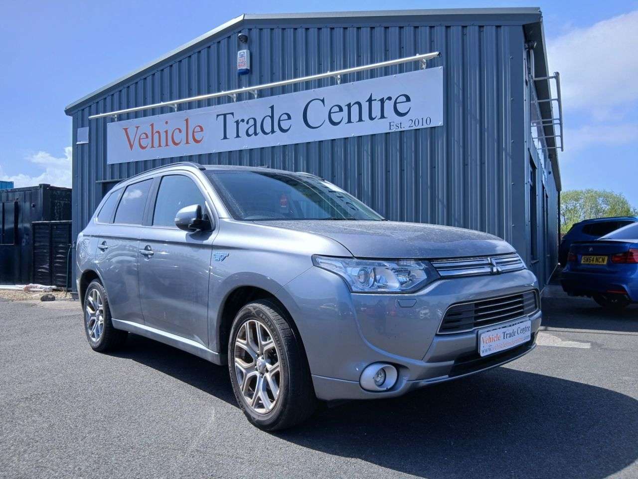 A 2015 MITSUBISHI OUTLANDER 2.0h 12kWh GX4h SUV 5dr Petrol Plug-in Hybrid CVT 4WD Euro 5 (s/s) (200 ps) A 2015 MITSUBISHI OUTLANDER 2.0h 12kWh GX4h SUV 5dr Petrol Plug-in Hybrid CVT 4WD Euro 5 (s/s) (200 ps)