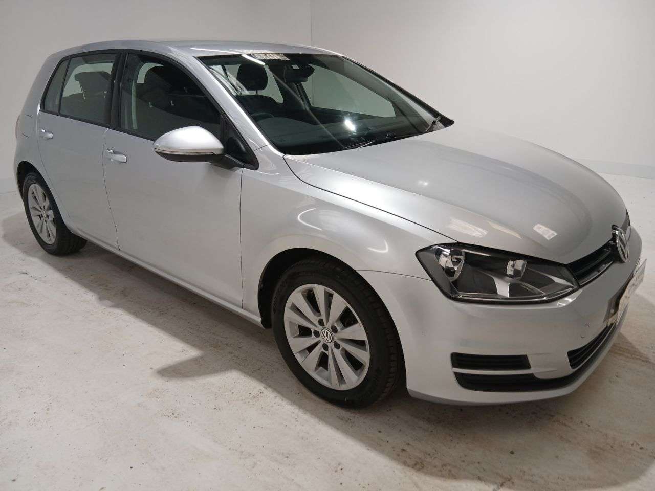 A 2013 VOLKSWAGEN GOLF 1.6 TDI BlueMotion Tech SE Hatchback 5dr Diesel Manual Euro 5 (s/s) (105 ps A 2013 VOLKSWAGEN GOLF 1.6 TDI BlueMotion Tech SE Hatchback 5dr Diesel Manual Euro 5 (s/s) (105 ps