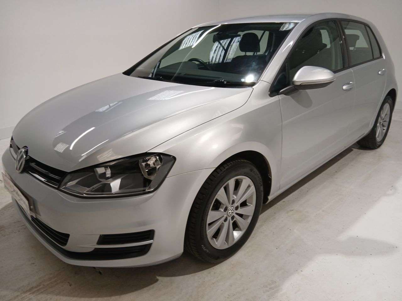 A 2013 VOLKSWAGEN GOLF 1.6 TDI BlueMotion Tech SE Hatchback 5dr Diesel Manual Euro 5 (s/s) (105 ps A 2013 VOLKSWAGEN GOLF 1.6 TDI BlueMotion Tech SE Hatchback 5dr Diesel Manual Euro 5 (s/s) (105 ps