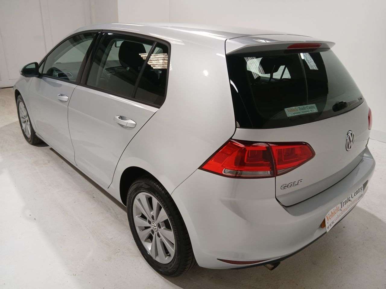 A 2013 VOLKSWAGEN GOLF 1.6 TDI BlueMotion Tech SE Hatchback 5dr Diesel Manual Euro 5 (s/s) (105 ps A 2013 VOLKSWAGEN GOLF 1.6 TDI BlueMotion Tech SE Hatchback 5dr Diesel Manual Euro 5 (s/s) (105 ps