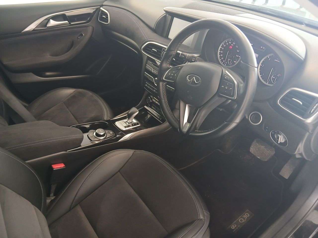 2016 INFINITI Q30 2016 INFINITI Q30