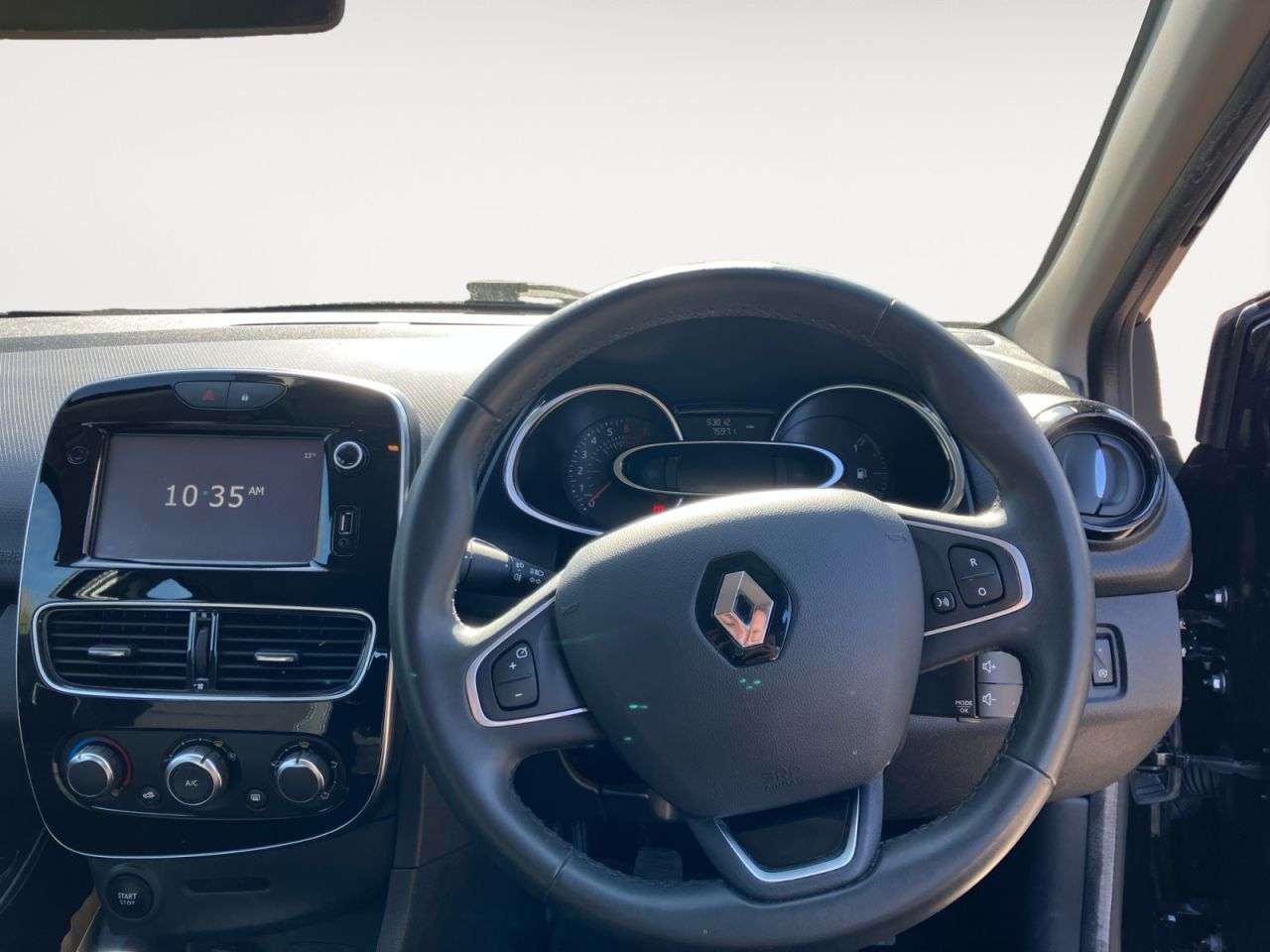 A 2018 RENAULT CLIO 0.9 TCe ECO Dynamique Nav Hatchback 5dr Petrol Manual Euro 6 (s/s) (90 ps) A 2018 RENAULT CLIO 0.9 TCe ECO Dynamique Nav Hatchback 5dr Petrol Manual Euro 6 (s/s) (90 ps)