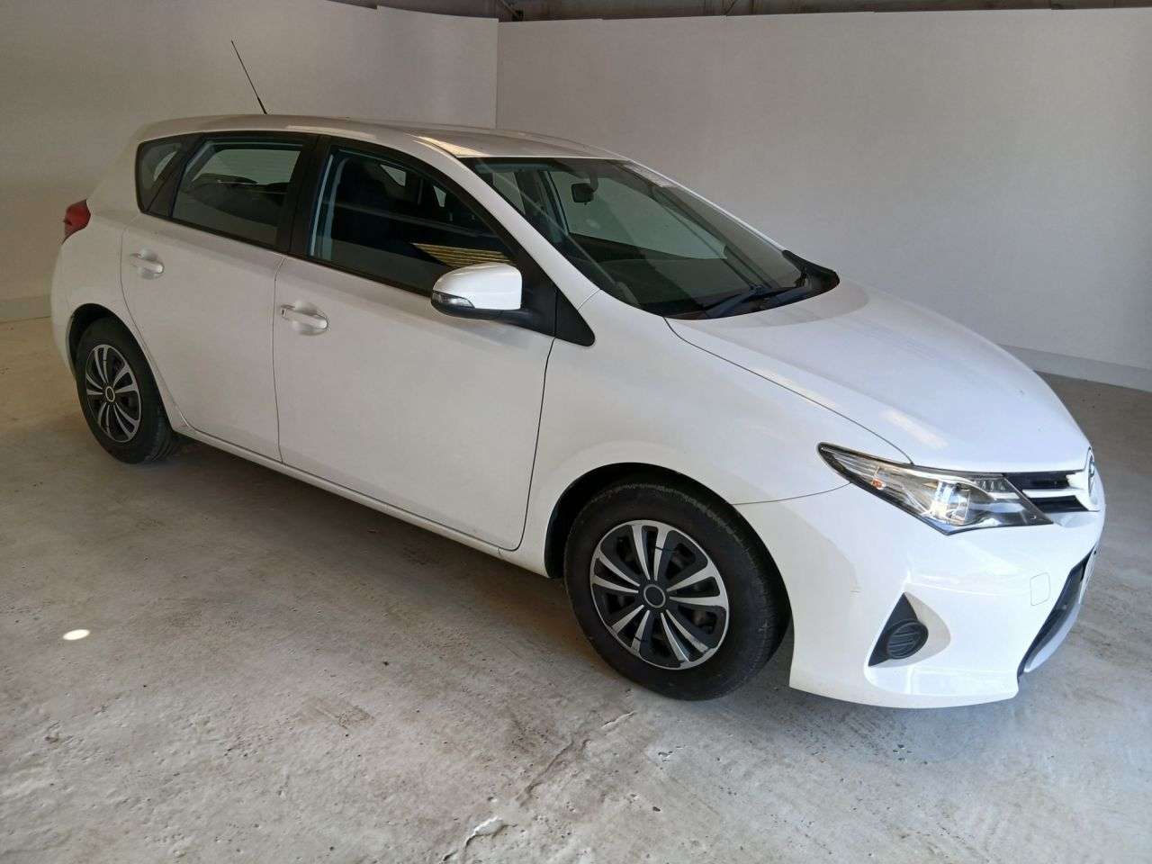 A 2013 TOYOTA AURIS 1.33 Dual VVT-i Active Hatchback 5dr Petrol Manual Euro 5 (s/s) (101 ps) A 2013 TOYOTA AURIS 1.33 Dual VVT-i Active Hatchback 5dr Petrol Manual Euro 5 (s/s) (101 ps)