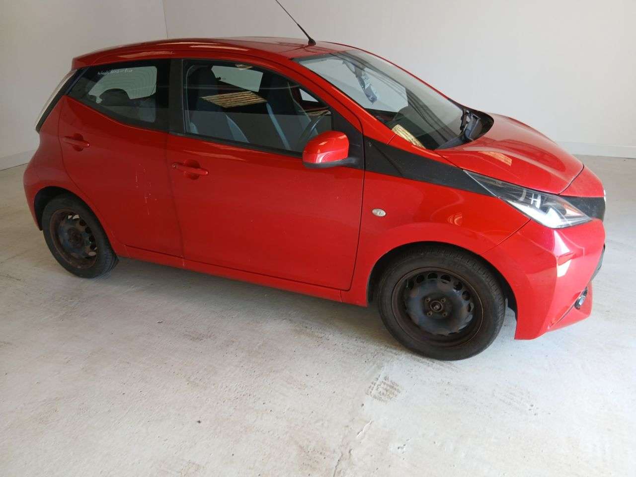 A 2016 TOYOTA AYGO 1.0 VVT-i x-play Hatchback 5dr Petrol Manual Euro 6 (68 ps) A 2016 TOYOTA AYGO 1.0 VVT-i x-play Hatchback 5dr Petrol Manual Euro 6 (68 ps)