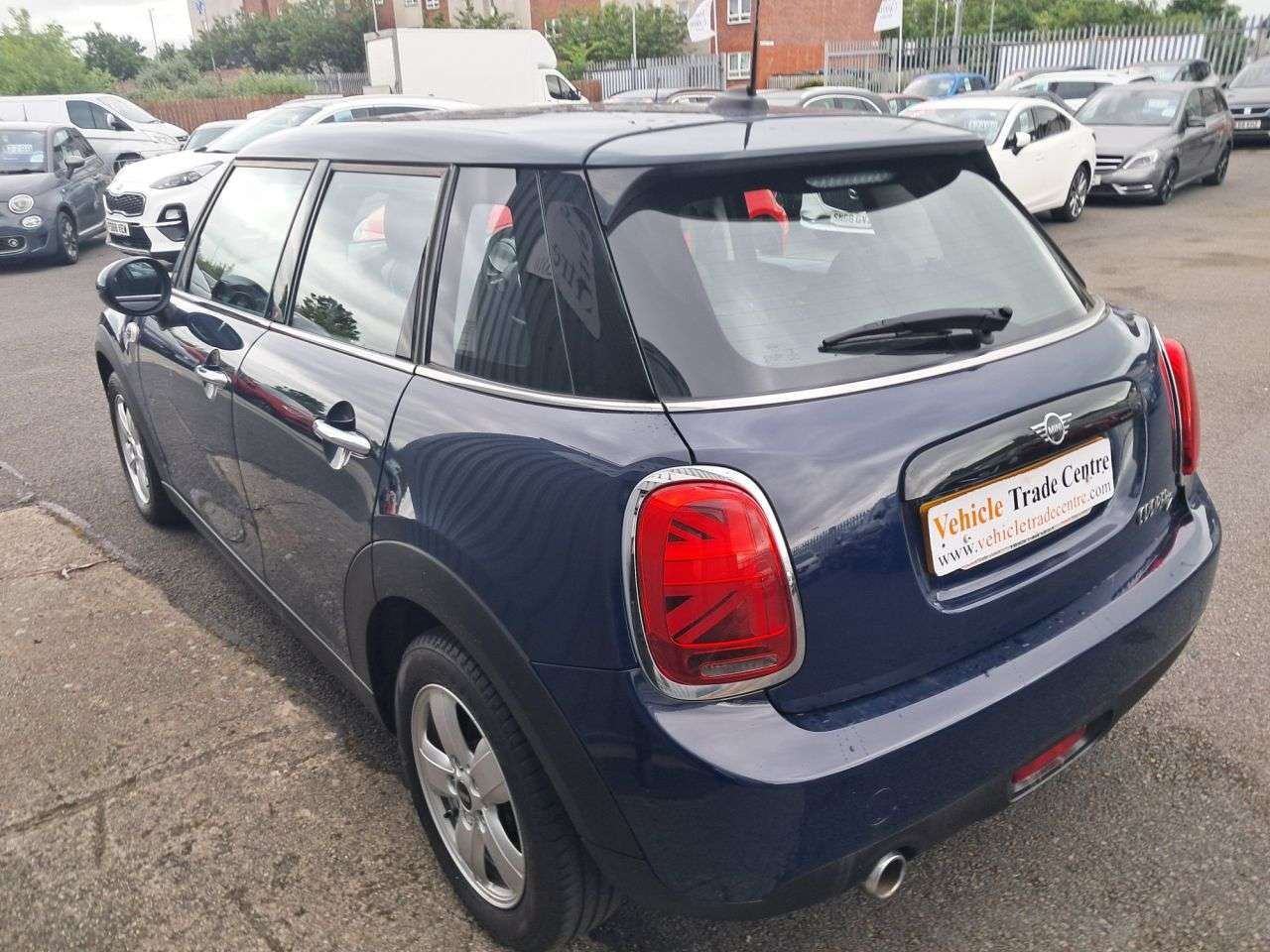 A 2018 MINI MINI COOPER D A 2018 MINI MINI COOPER D