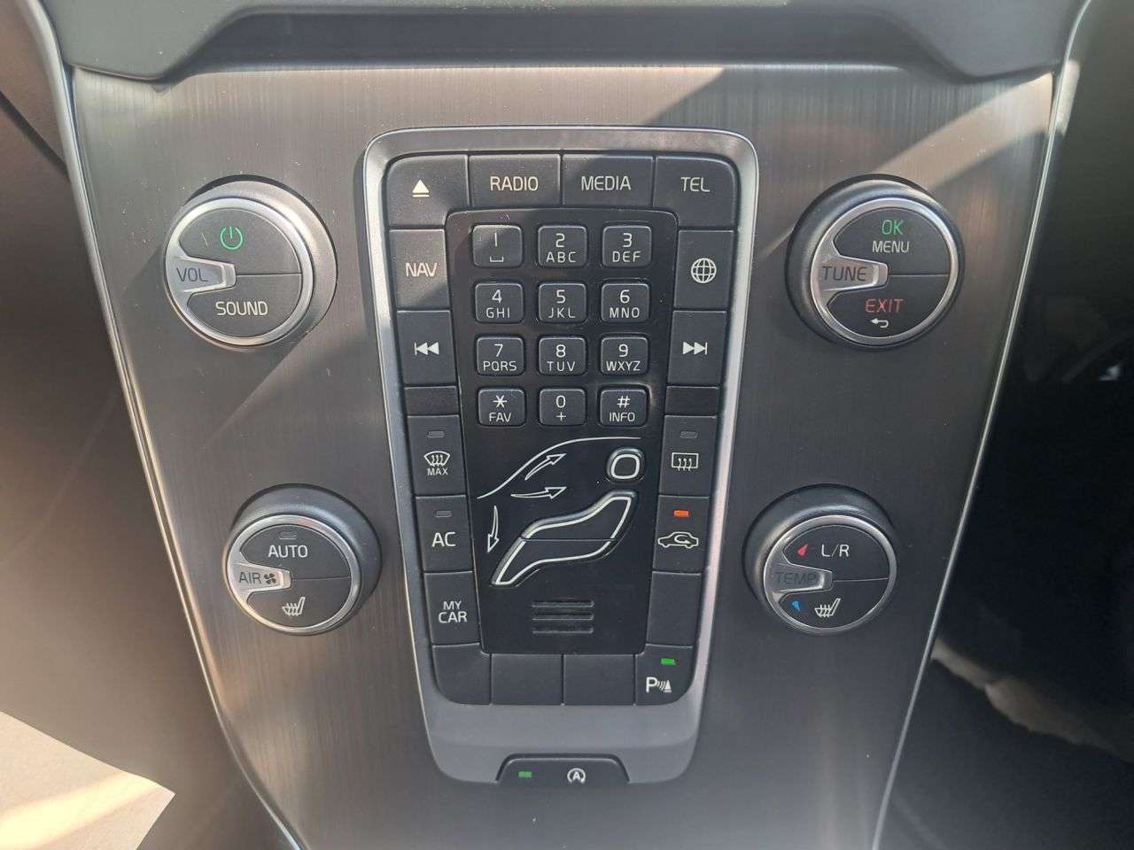 2015 VOLVO V40 2015 VOLVO V40