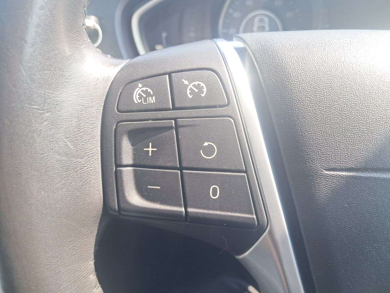2015 VOLVO V40 2015 VOLVO V40