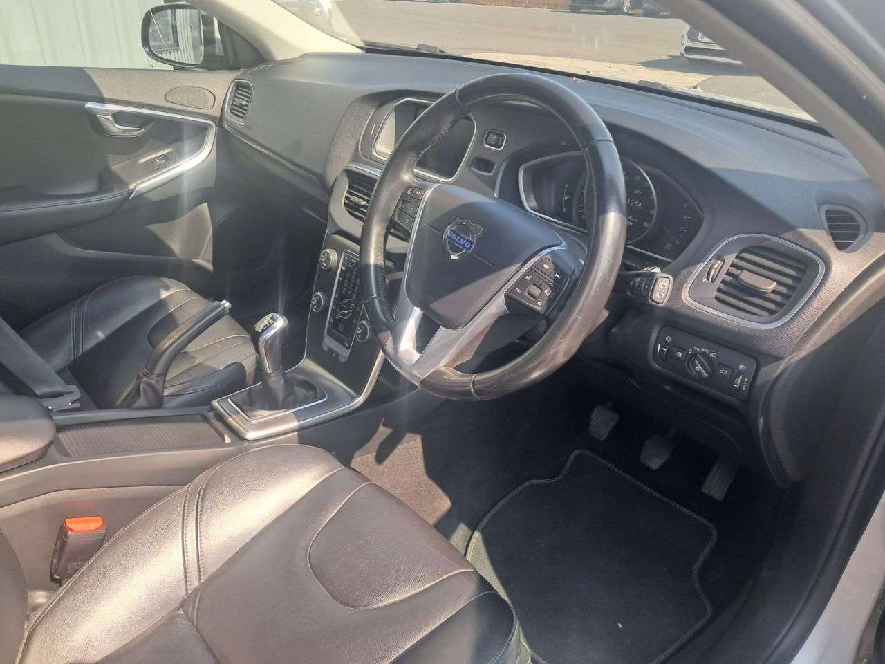 2015 VOLVO V40 2015 VOLVO V40