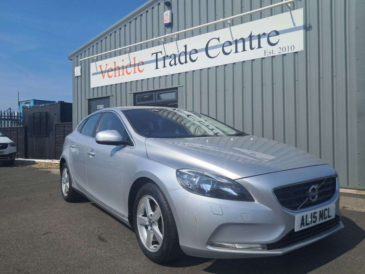 A 2015 VOLVO V40 1.6 D2 SE Nav Hatchback 5dr Diesel Manual Euro 5 (s/s) (115 ps) A 2015 VOLVO V40 1.6 D2 SE Nav Hatchback 5dr Diesel Manual Euro 5 (s/s) (115 ps)